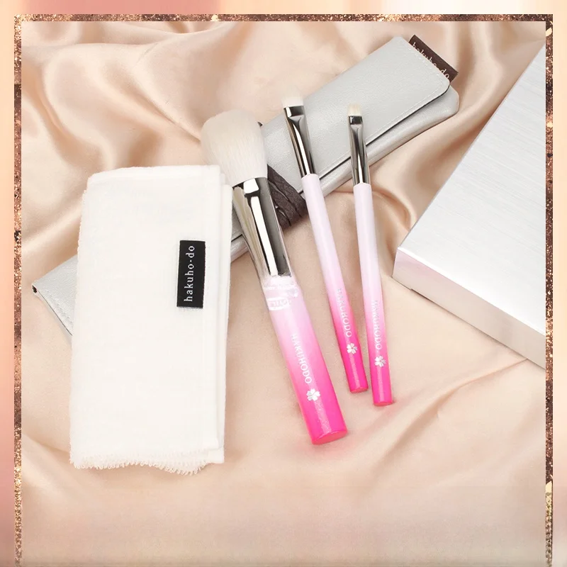 set-di-tre-pennelli-da-trucco-in-pelo-animale-per-principianti-sakura-gradient-con-borsa-porta-pennelli-e-asciugamano-di-hakuho-hall-strumenti-di-bellezza-di-produzione-giapponese