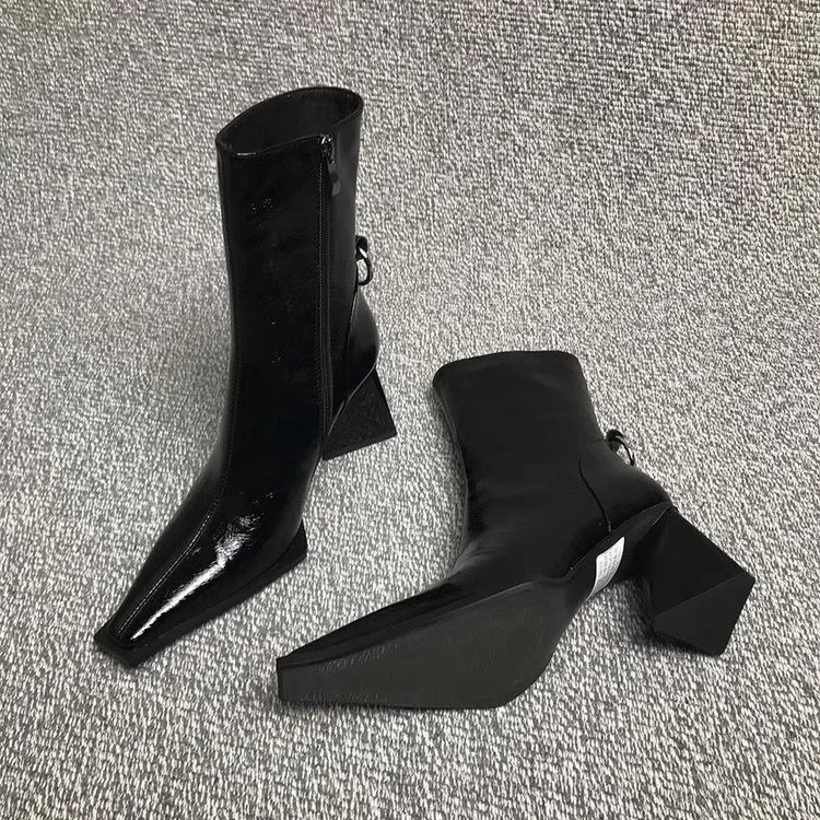 Gumowe buty damskie Obuwie zimowe Pointe Shoes Zipper Luksusowe designerskie buty damskie Rain Mid Calf 2024 Pointy Mid-Calf Leather