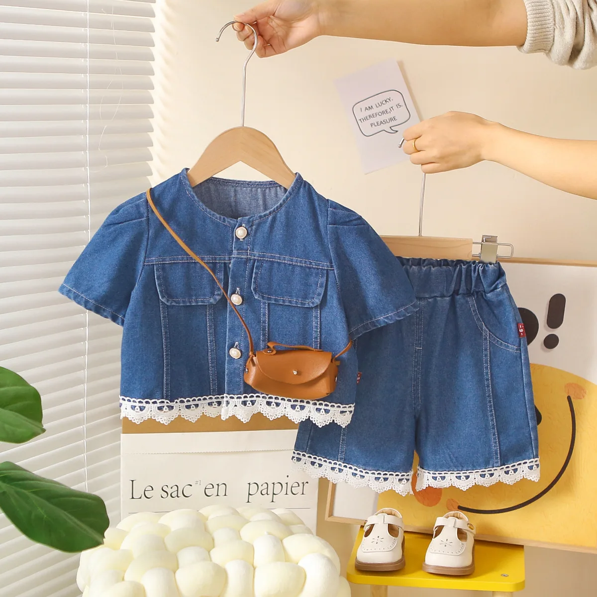 

Сладкий летний комплект для девочек: джинсовая куртка с кружевной отделкой + шорты + мини-сумка, 3 предмета, повседневный набор одежды для малышек