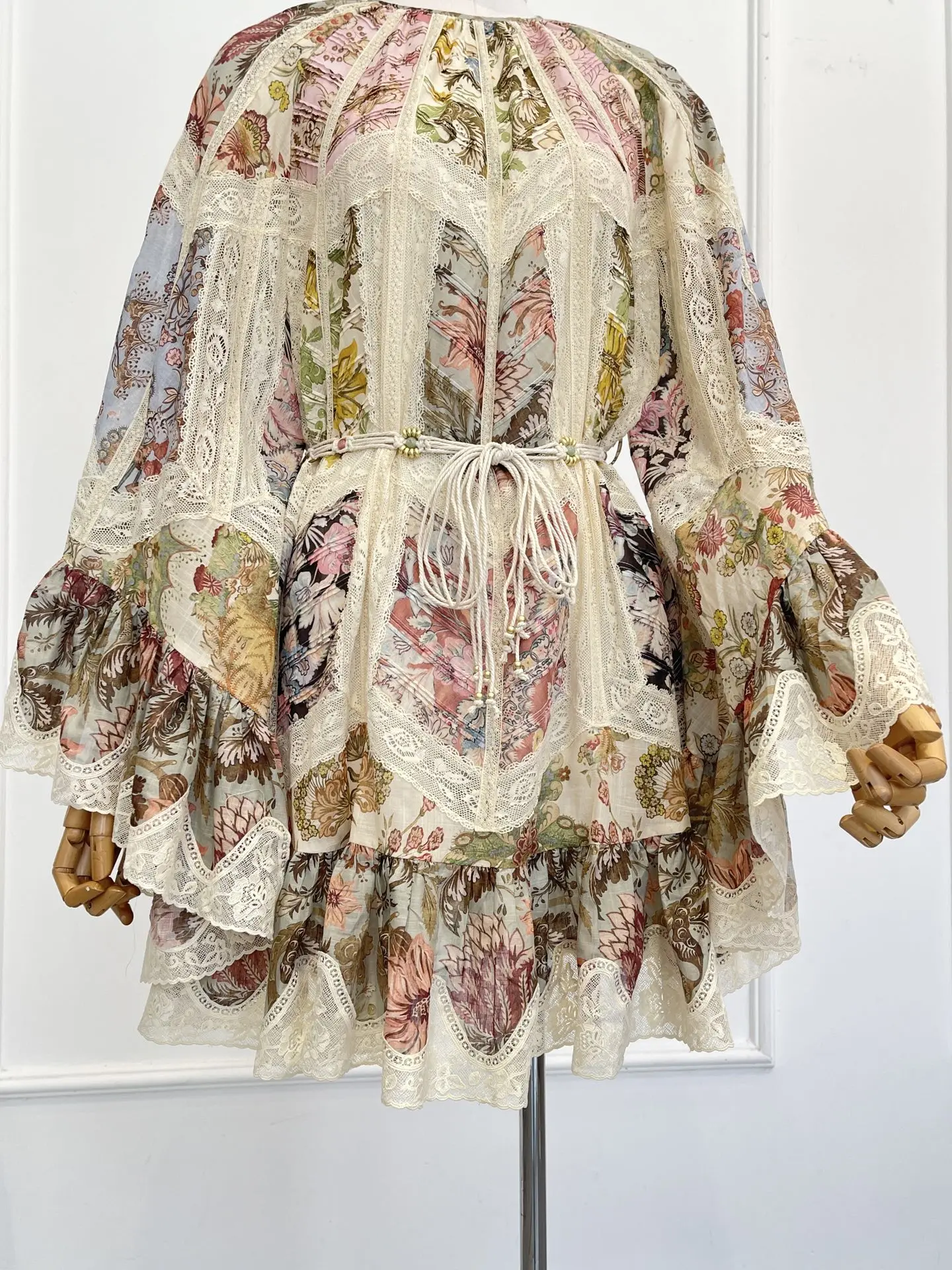 Wielobarwna sukienka mini z koronkowymi wstawkami w kwiatowy wzór, nowość 2025 dla kobiet