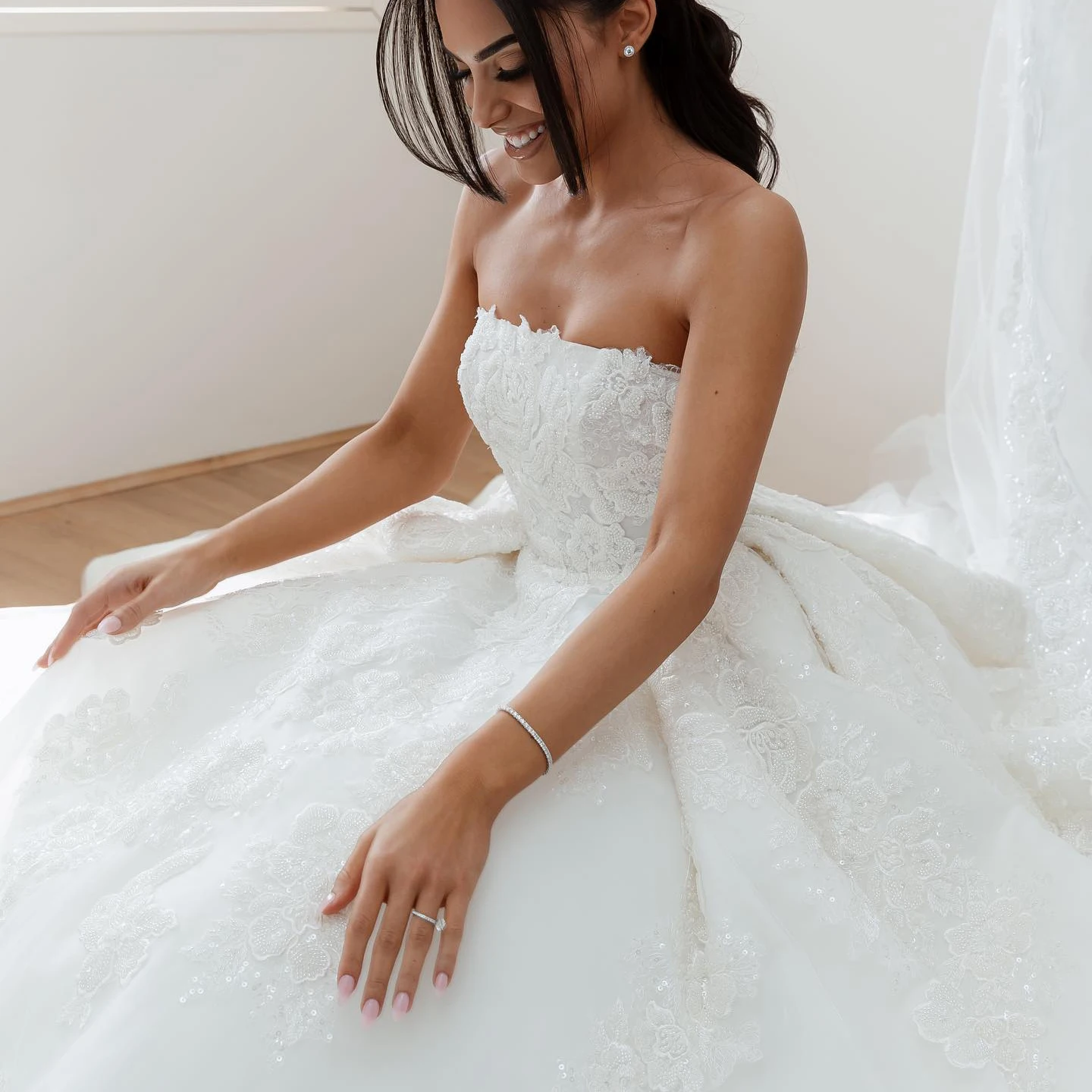 Sheer Fairy Wedding Dresses Elegant Strapless Tulle Floral Appliques Train Dubai Luxury Women Bridal Ball Gown SW022 Customized