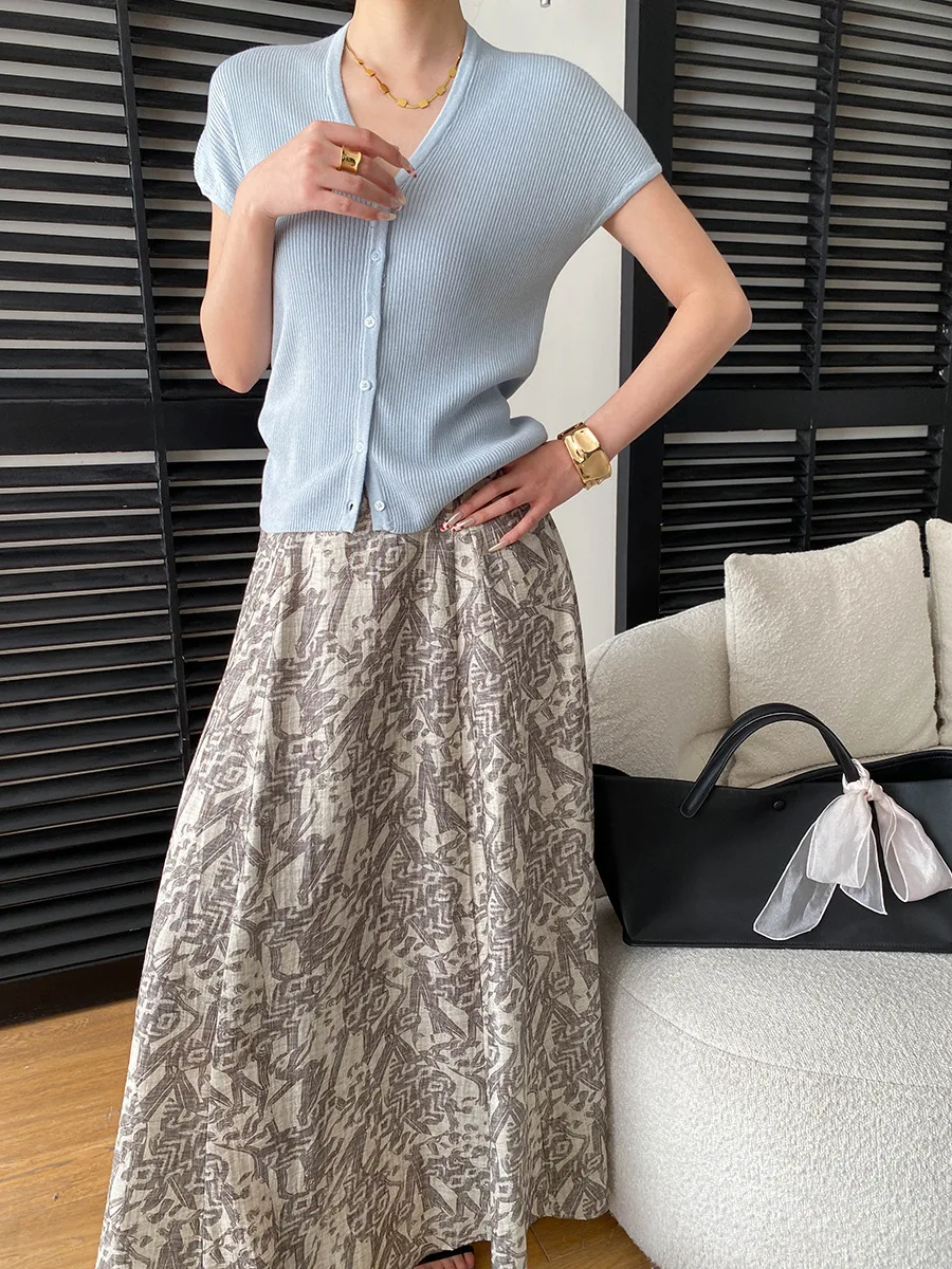 Sommerlicher Damen-Cardigan in unifarbenem, französischem Stil, V-Ausschnitt, figurbetonend, mit Taschen an den Schultern und gestrickten Ärmeln. – Detail 16