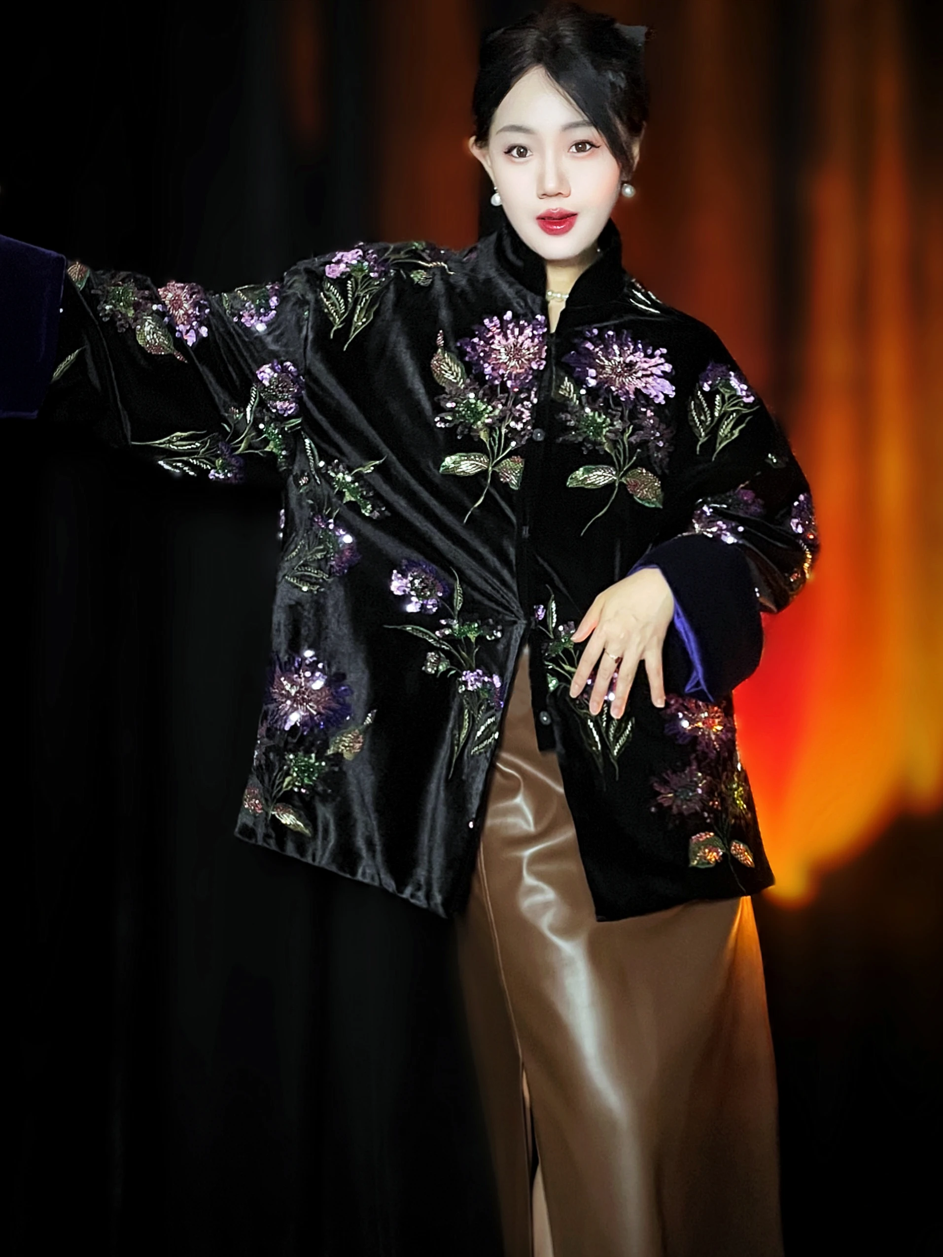 

Новая китайская шелковая бархатная куртка с вышивкой и пайетками, из натурального шелка, черного цвета, с воротником-стойкой, длинными рукавами.