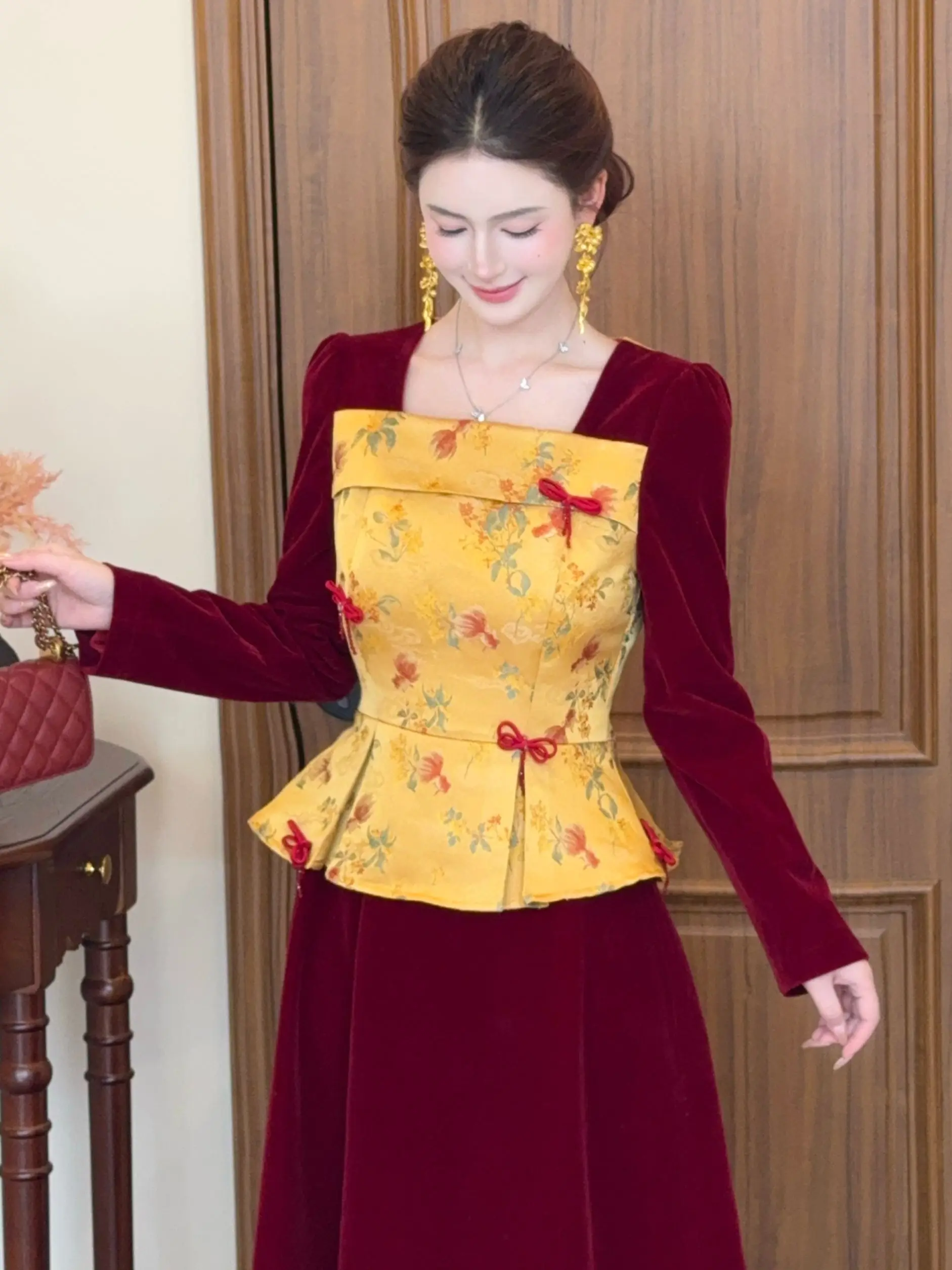 

Новое китайское бархатное платье Sle Velvet Dr LiLi Jinqi с красной и золотой вышивкой, квадратным воротником, завышенной талией, длинными рукавами, весеннее.