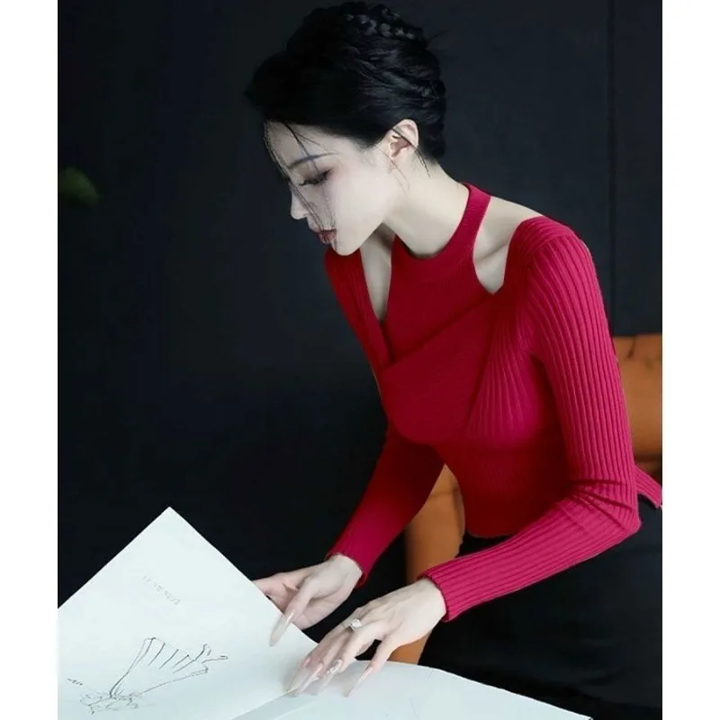 

Autumn Korean Atmosphere Wear, High-end Niche Design Slim and Thin, Irregular Coffee Knitted Top for Women Temperament Commuting