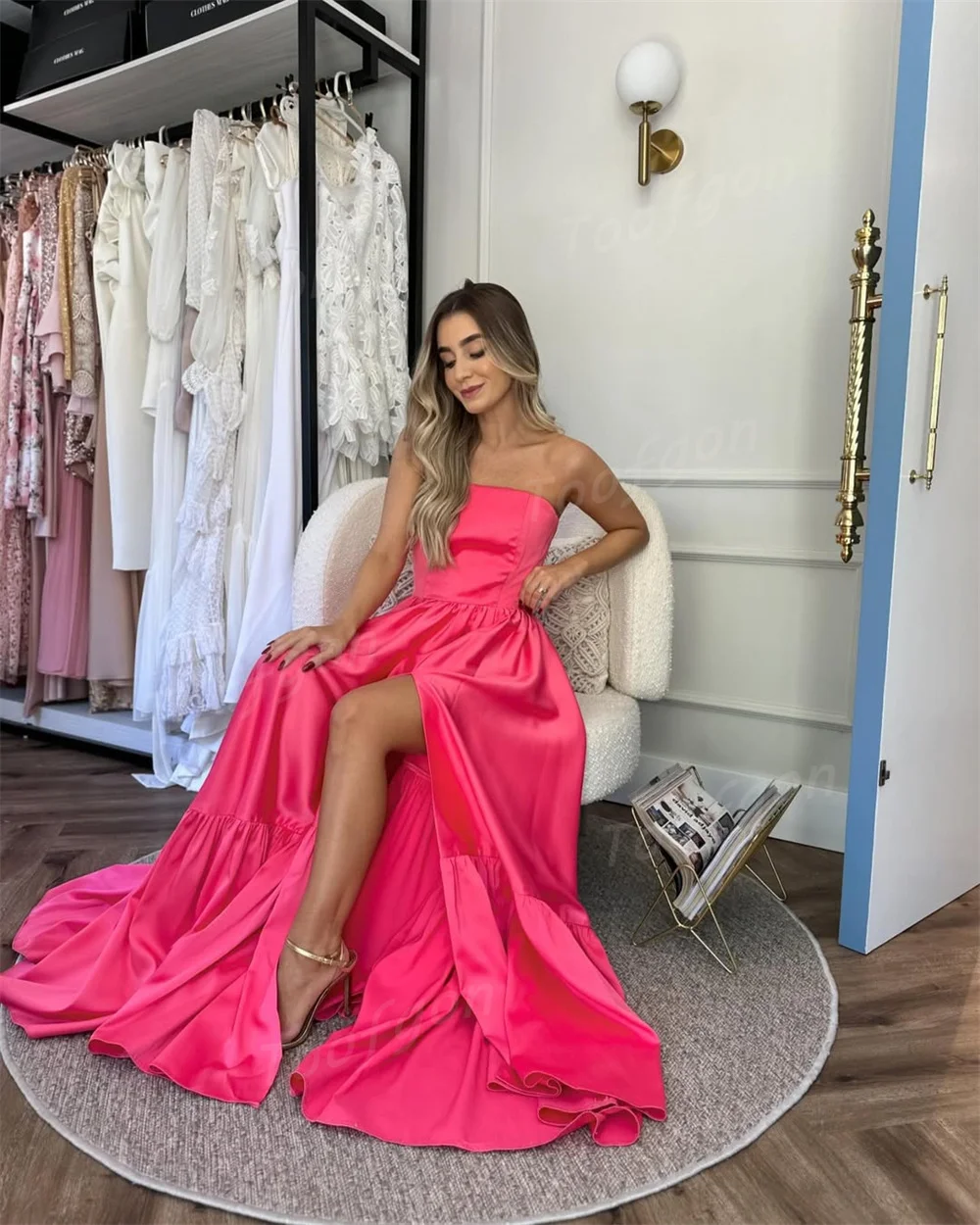 Toofgon Strapless สีชมพู A Line ชุดราตรีที่กําหนดเองซาตินนุ่ม High Slit ชุดราตรี Layered ชุดพิเศษ