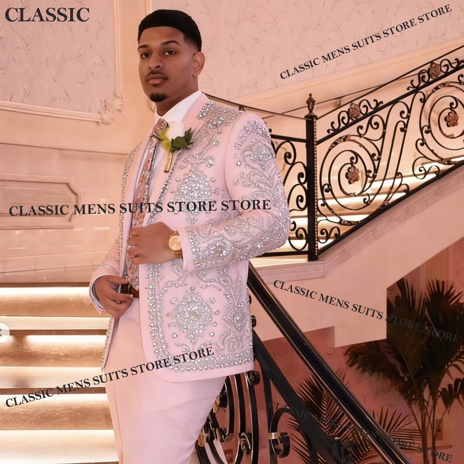 

Блестящие смокинги, мужские костюмы, экзыгантные бриллиантовые украшения, остроконечные лацканы, комплект из 2 предметов для жениха, свадебные индивидуальные мужские пиджаки для выпускного вечера, костюмы