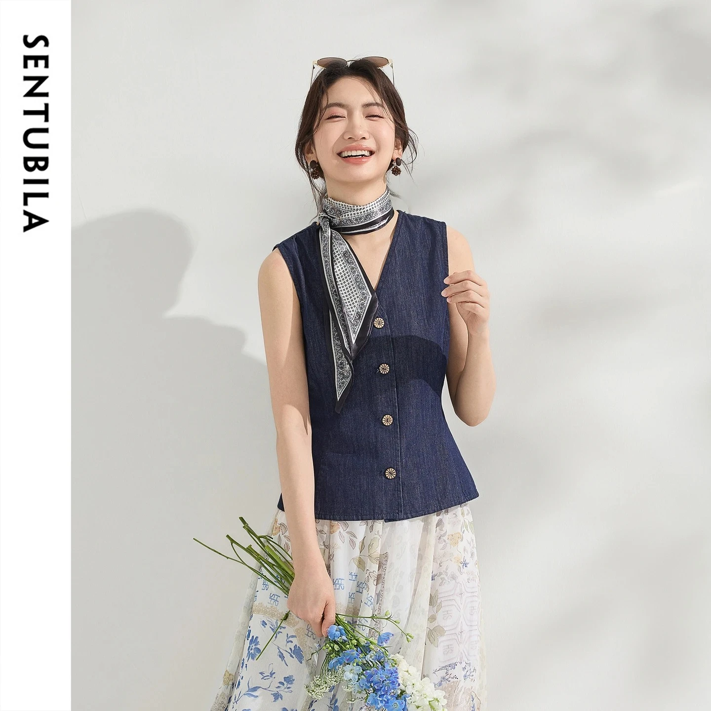 

SENTUBILA Retro V-Neck Denim Vest Women's Summer Fashion Contrast Color Wooden Buckle Tie Waist Casual Sleeveless Top W62JC7254