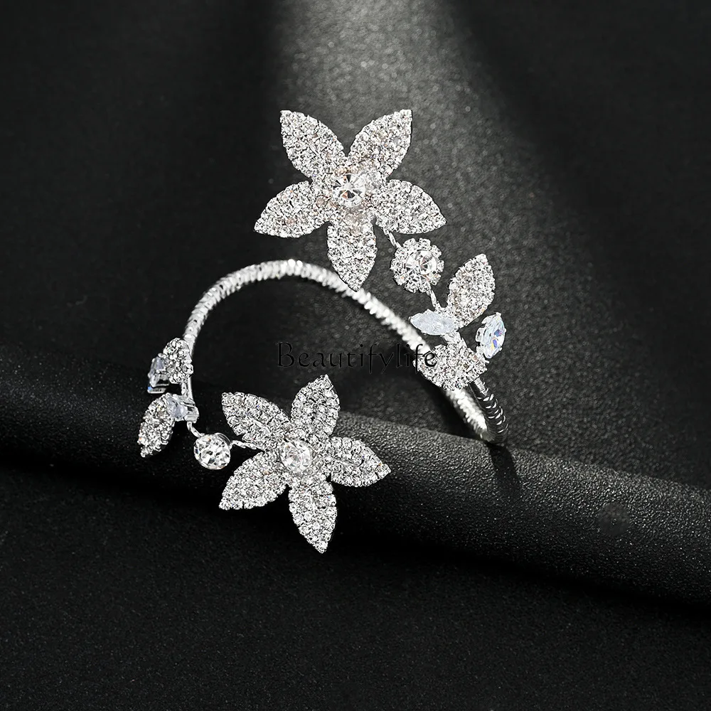 Gioielli a fiori aperti Bracciale con strass di lusso leggero di fascia alta Accessori squisiti per la sposa europea e americana