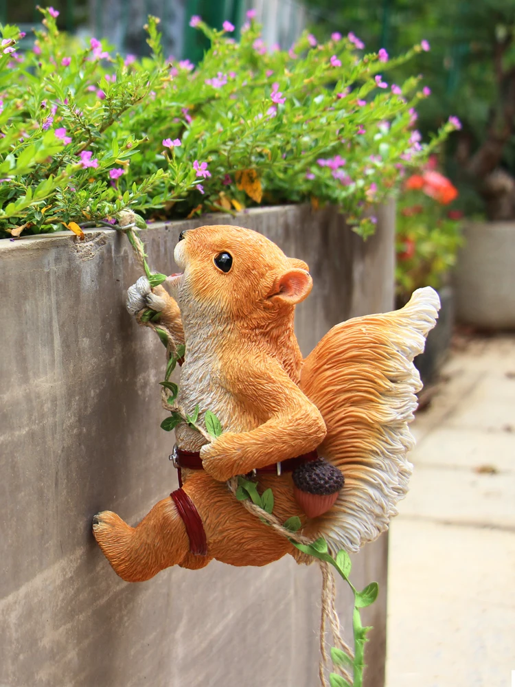 

Outdoor Garden Pot Hanging Cute Squirrels Climbing Trees, Pipelines, Balconies, Courtyards, Kindergartens, Decorative Wall