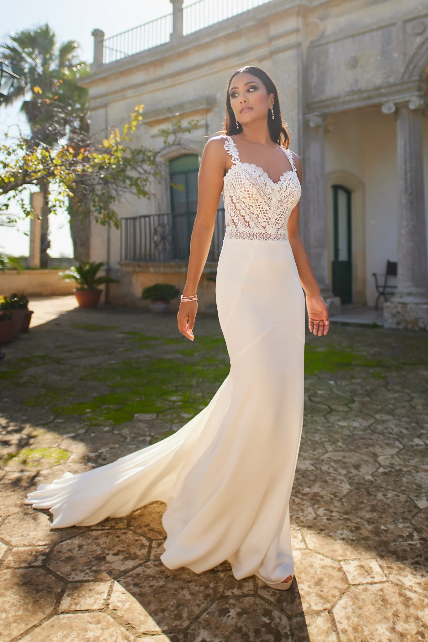 White Classic Appliques Mermaid Wedding Dresses Sleeveless Lace Jersey Spaghetti Straps Modern V-Ncek Floor Length Sweep Train