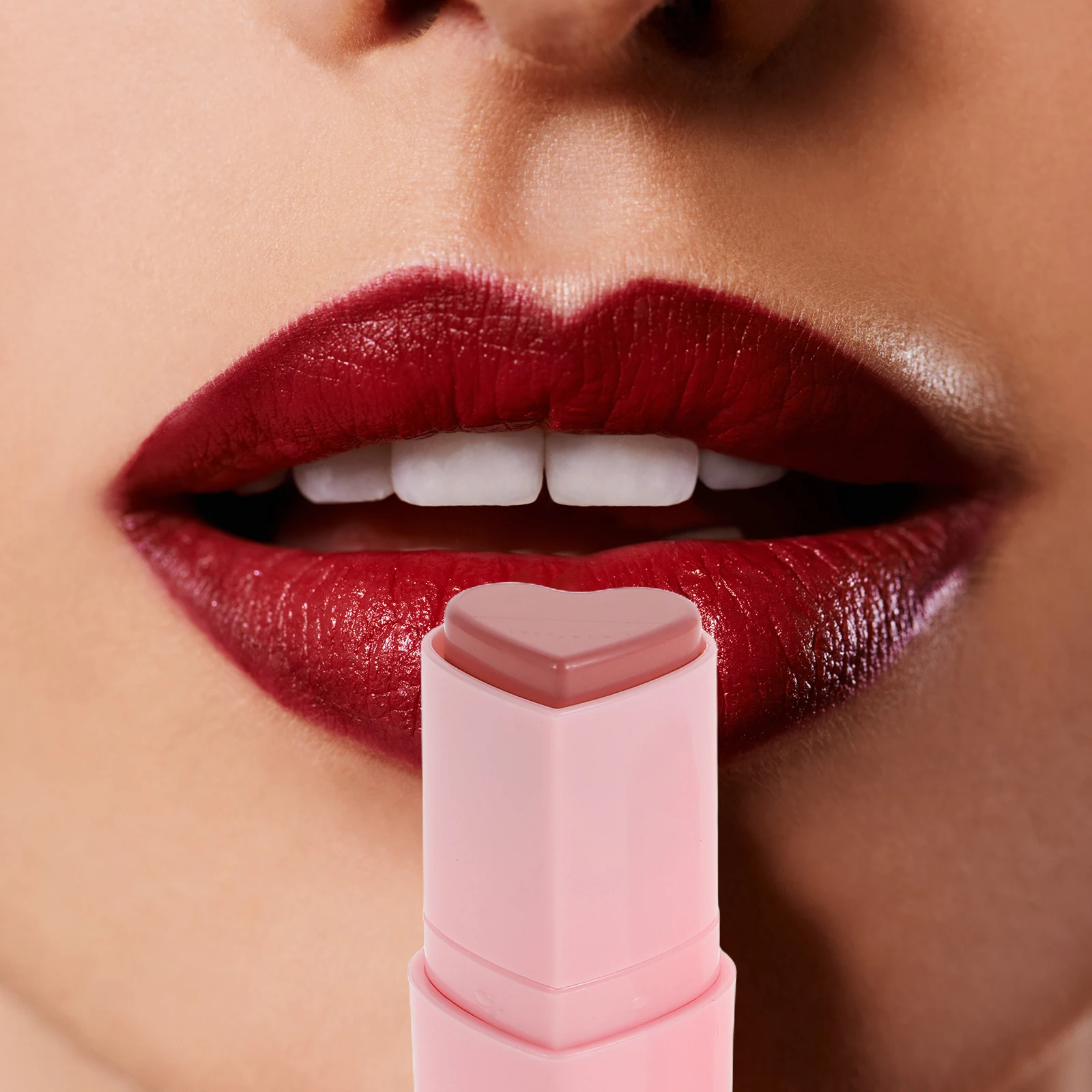 Bastão de Blush em Creme para Bochechas e Lábios, Ferramenta de Maquiagem Multifuncional para Contorno Facial e Iluminador, Portátil em Formato de Coração, Fácil de Aplicar