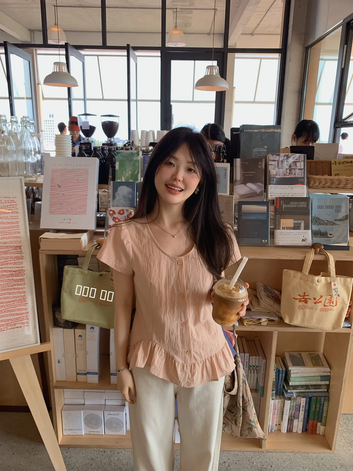 

Женская летняя блузка Soft Design Sense с асимметричной кружевной отделкой, коротким рукавом, из смесового хлопка и нейлона, с V-образным вырезом, повседневная, свободного кроя