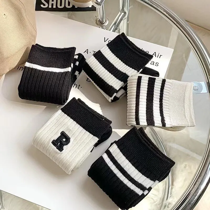 5 Pairs Women\'s Mid Length Socks Black And White Four Seasons Outerwear College Style Long Tube Striped Sports Trendy Socks