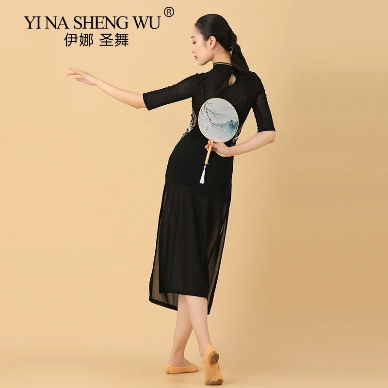 Klassischer Tanz Cheongsam Hochelastischer Stoff Performance-Übungskleidung Schwarzer chinesischer Tanz Elegante Tanz-Performance-Kleidung