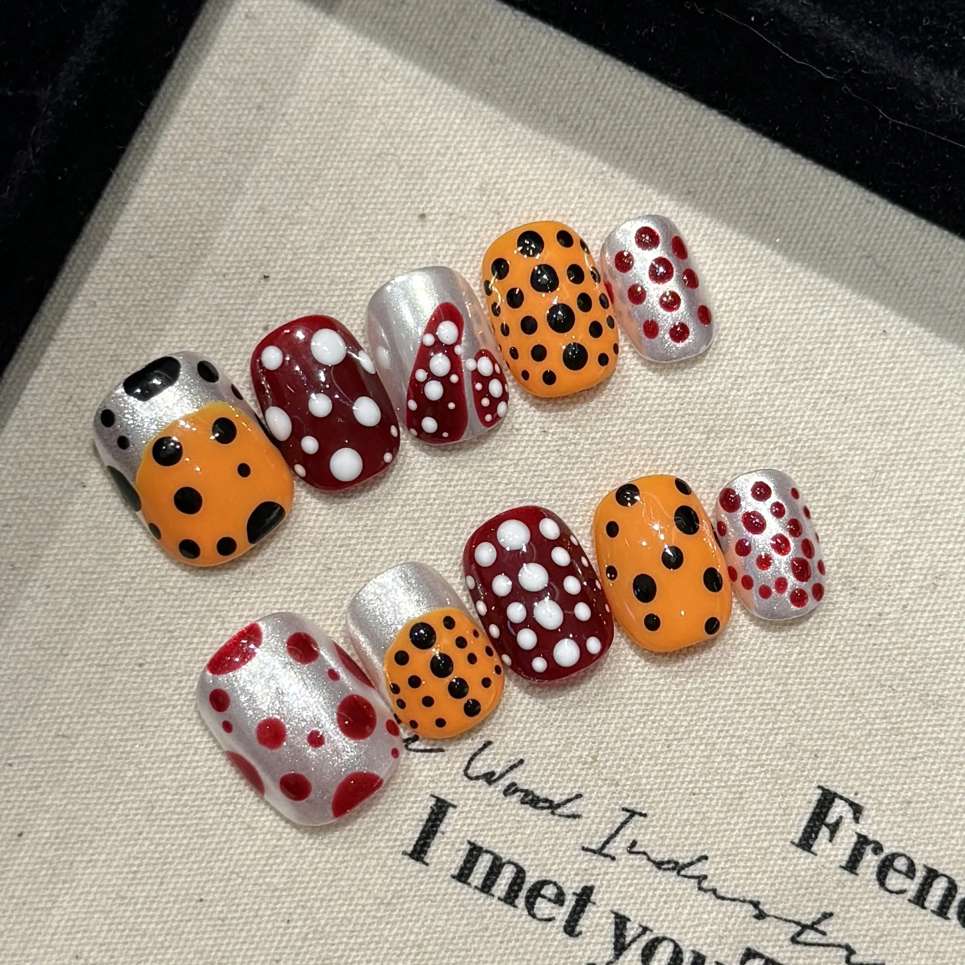 Handmade Press on Nails Cute Short Round False Nails Women Full Cover Wearable Ins Simple Hand-painted Pattern Fake Nail Tips