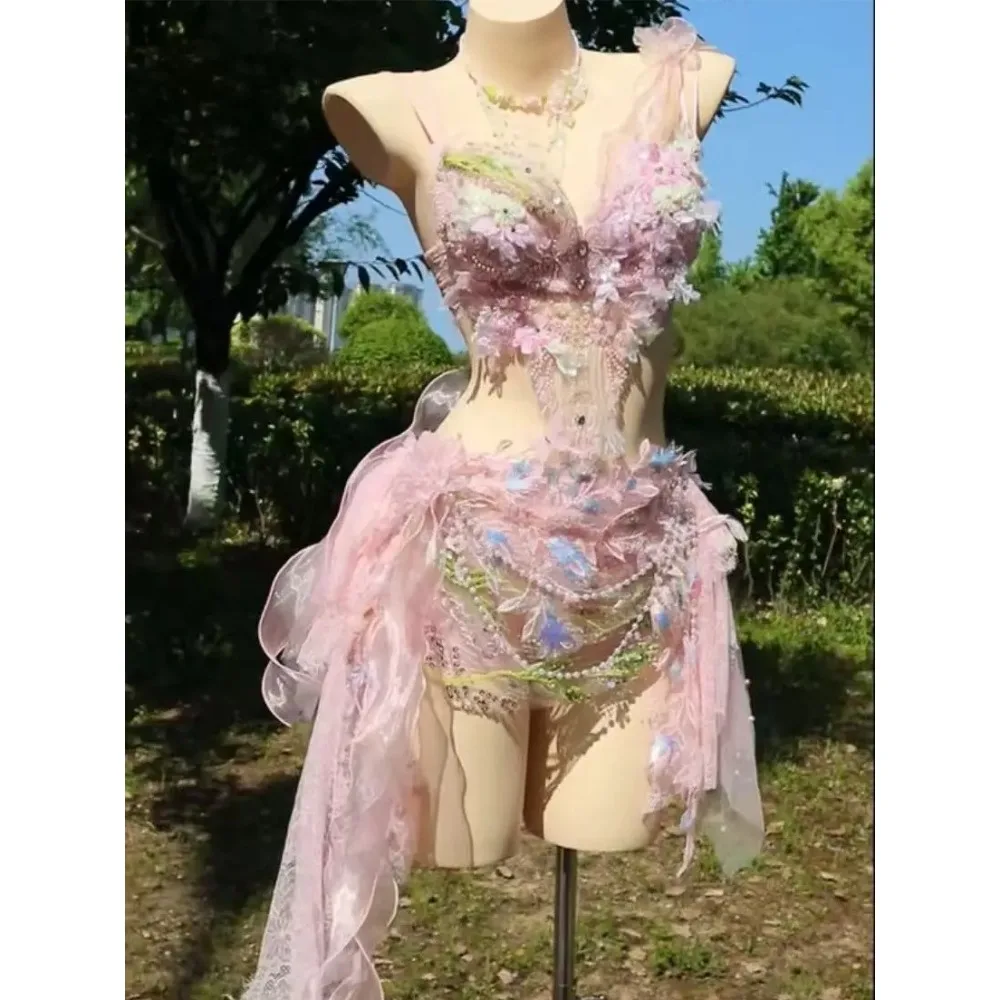Luxuriöses Damen-Outfit mit Rosa Spitze, Blumen, Glitzernden Diamanten und Perlen, Sexy Modernes Bühnenkostüm für Sängerinnen, Tänzerinnen, Party, Bar, Abschlussball und Geburtstag