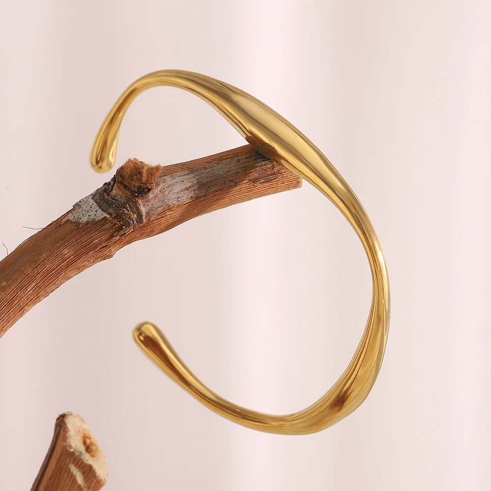 E.B.belle Neues, glattes, unregelmäßiges, gedrehtes Manschettenarmband, 18 Karat vergoldeter Edelstahl, minimalistischer Stil, Damenschmuck – Detail 7