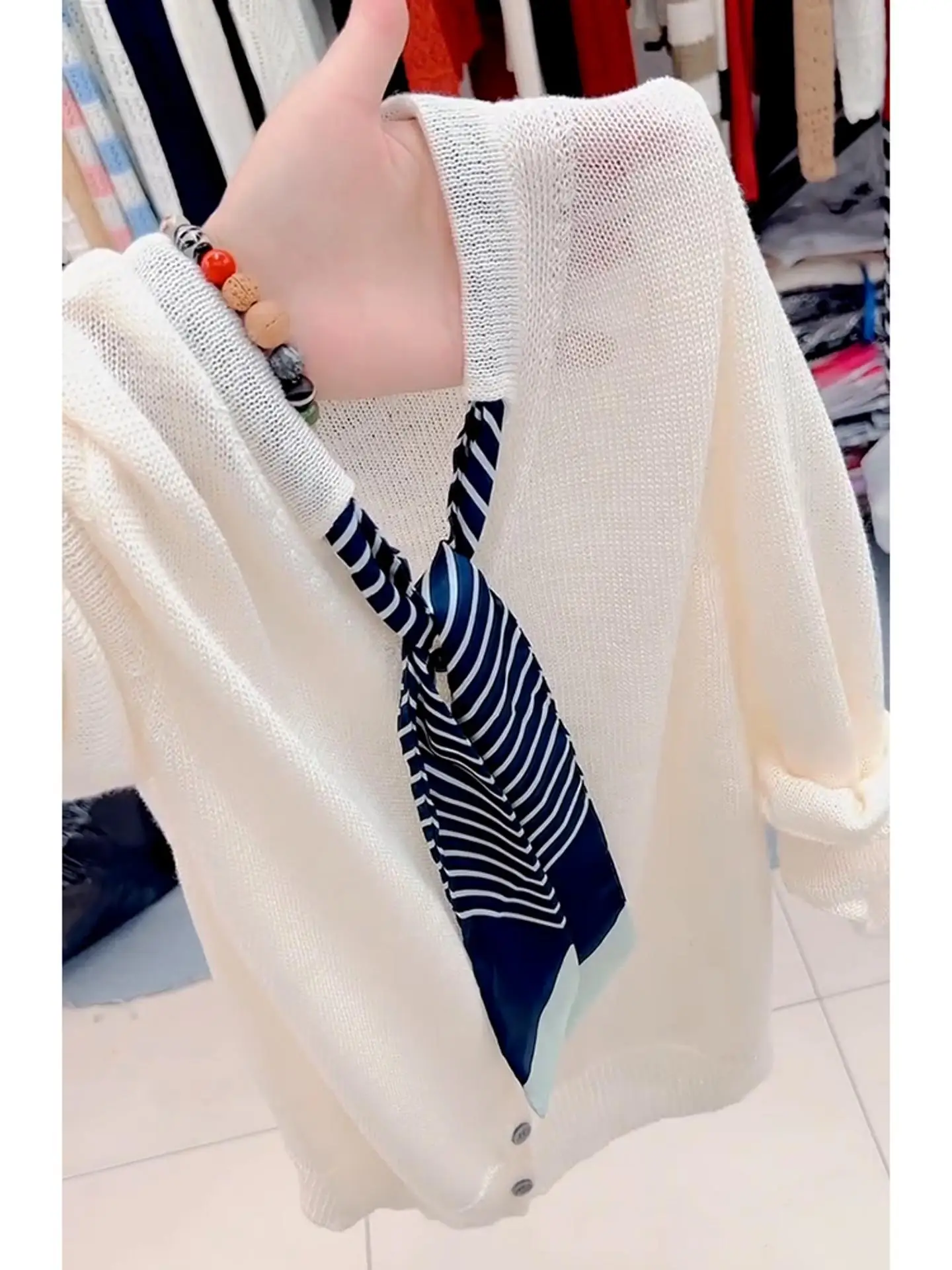 Luźny, swobodny, biały sweter z dzianiny z dekoltem w serek, długi rękaw, modny, uniwersalny, wiosenno-jesienny, odzież damska, odmładzający, styl koreański.