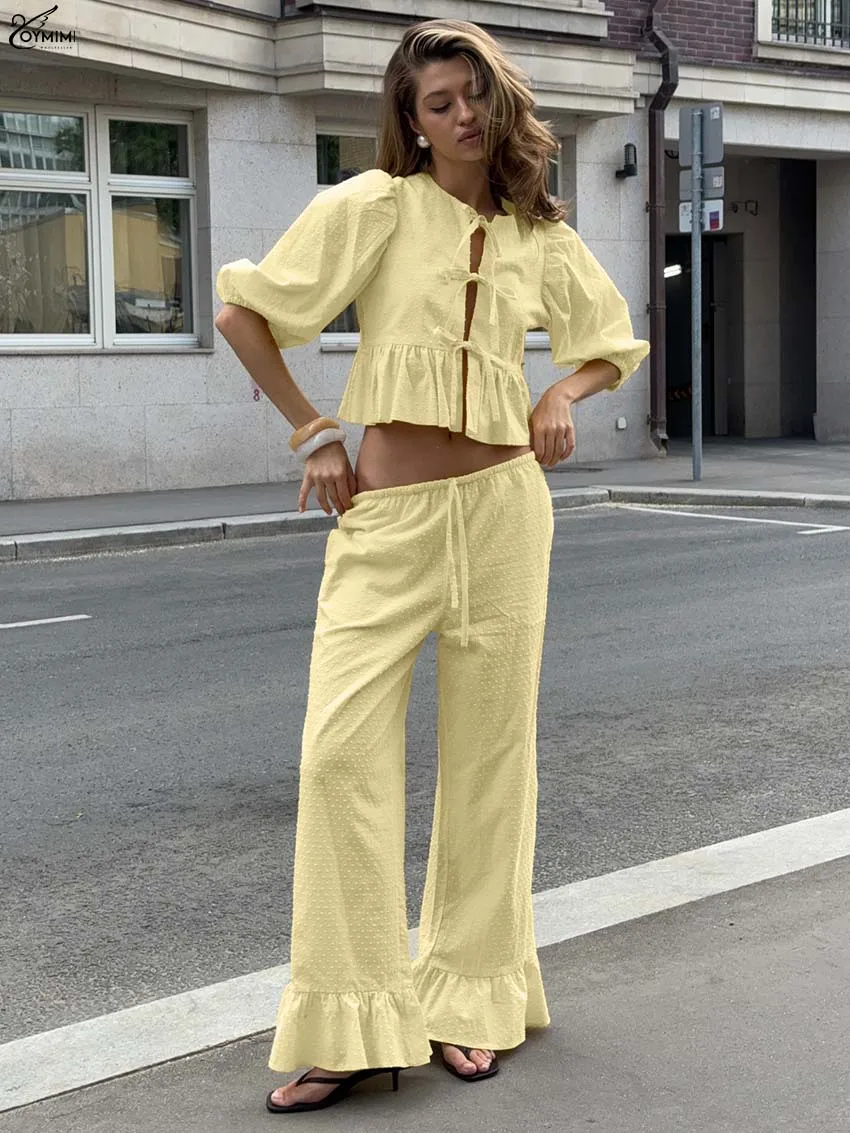 ชุดเซ็ต 2 ชิ้น ผ้าฝ้ายสีเหลืองลำลองสำหรับผู้หญิง แฟชั่นเสื้อครอปแขนสั้นคอโอผูกเชือก และกางเกงขายาวจีบระบายผูกเชือก