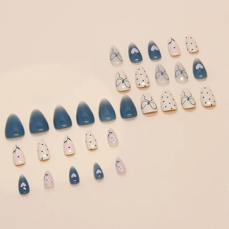 24pcs Gradient Blue Simple เล็บปลอมน่ารัก Love Heart Bowknots ดอกไม้รูปแบบกดบนเล็บฤดูร้อนที่ถอดออกได้เล็บปลอม