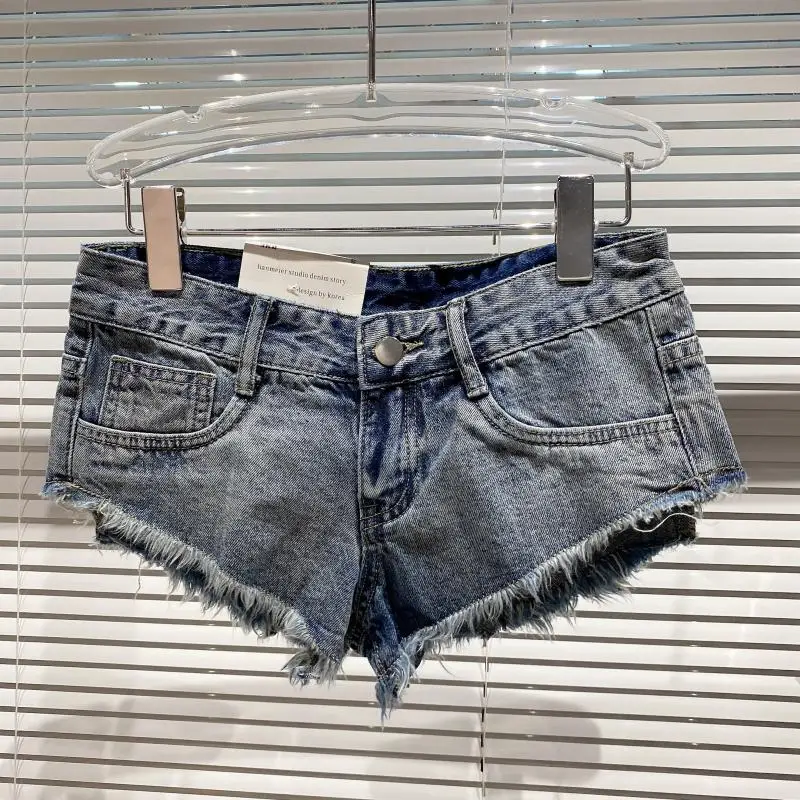 Damskie krótkie spodenki Street Sle Faded Denim, ultra krótkie, modne na jesień 2025, z wysokim stanem, obcisłe, jasnoniebieskie jeansy.