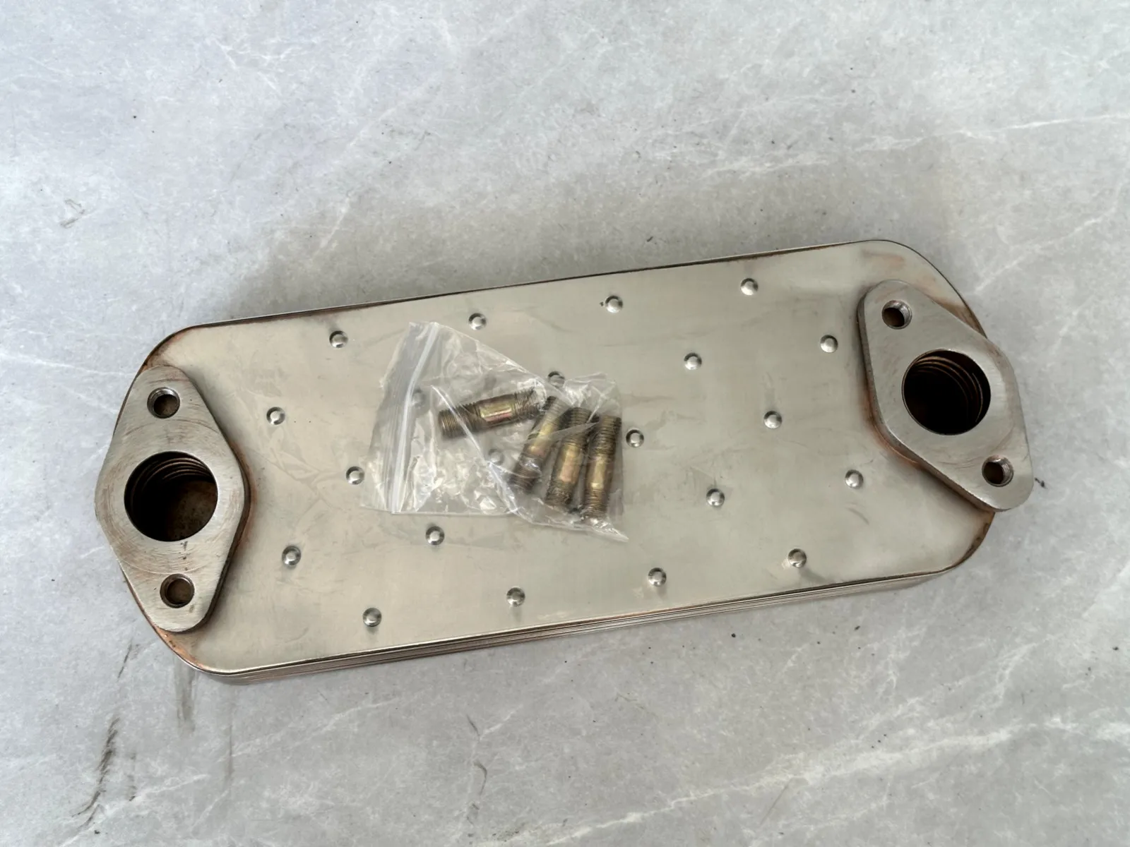 

Замена сердцевины масляного радиатора для грузовиков HINO 700 PROFIA E13C