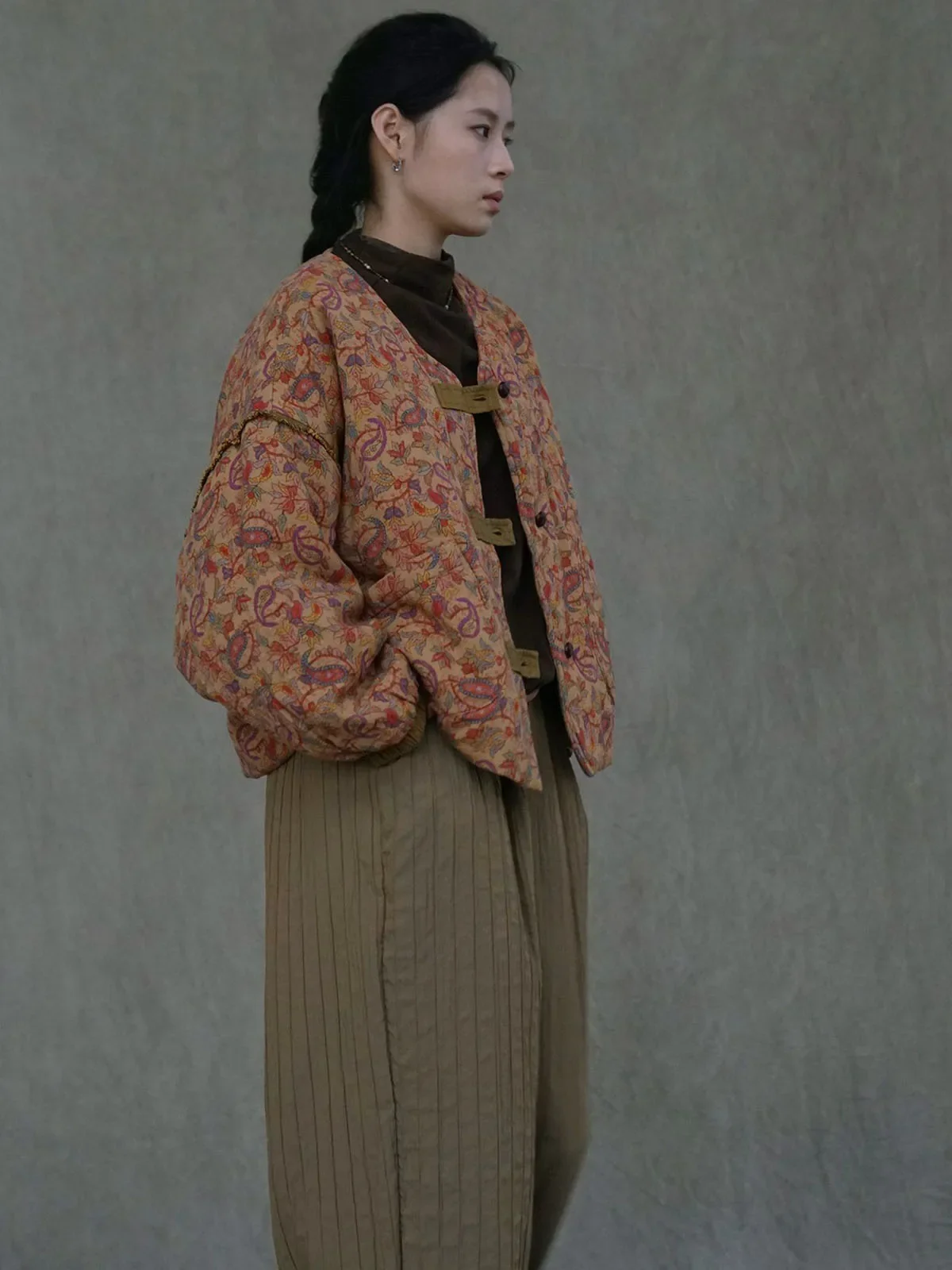 Ländlicher Digitaldruck aus Baumwolle, lockerer kleiner, mit Baumwolle gefütterter Mantel, Damen-Vintage-Vorderseite, offener V-Ausschnitt, Knopf, kurze, gesteppte, warme Jacke