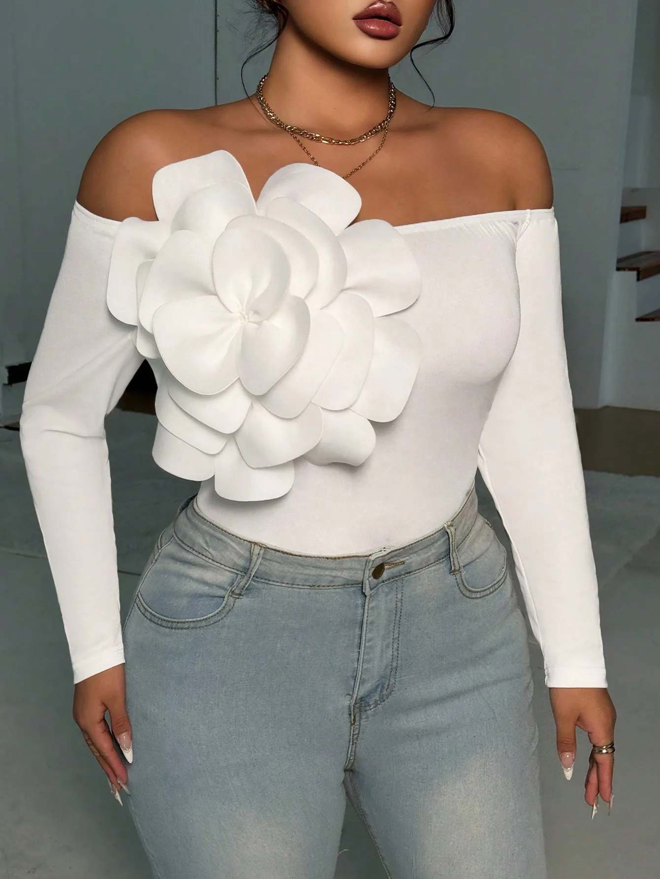 

Топ Elenzga больших размеров с открытыми плечами и длинными рукавами, с крупной цветочной аппликацией — белый