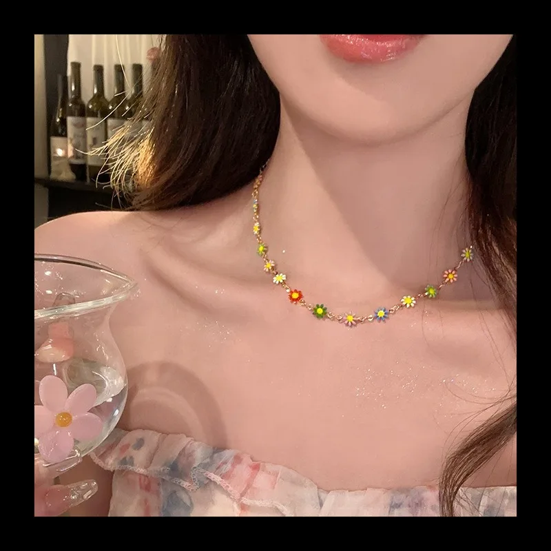 الإقحوانات الصغيرة الطازجة ~ قلادة الزهور الملونة للنساء الخفيفة الفاخرة تصميم المتخصصة سلسلة الترقوة قلادة فتاة الصيف