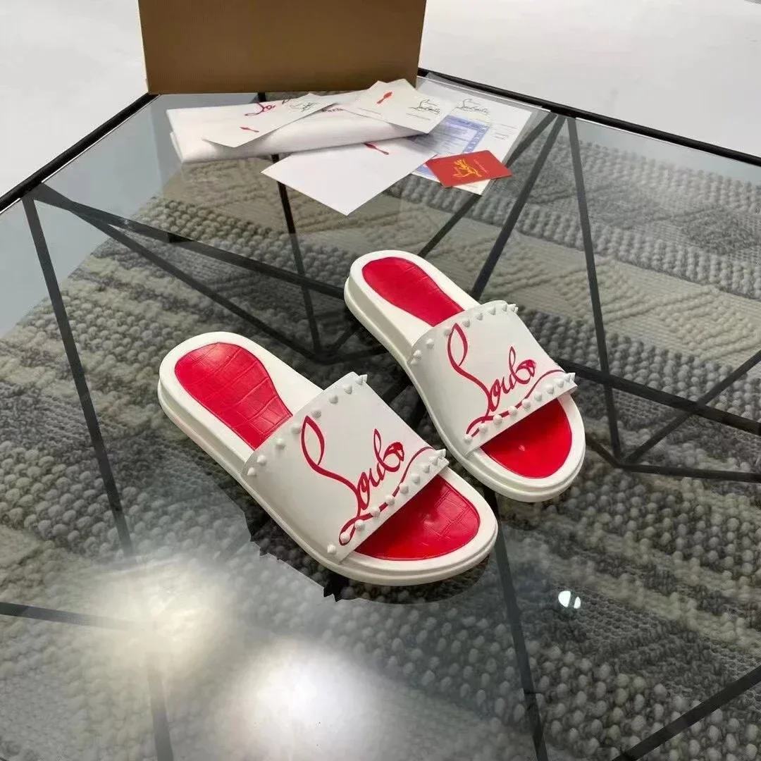 Nieuwe 2024 Luxe Merk Designer Sandaal Vrouwen Strandslippers Klinknagel Decor Open Teen Unisex Glijbanen Paar Vakantie Schoenen Aan Zee