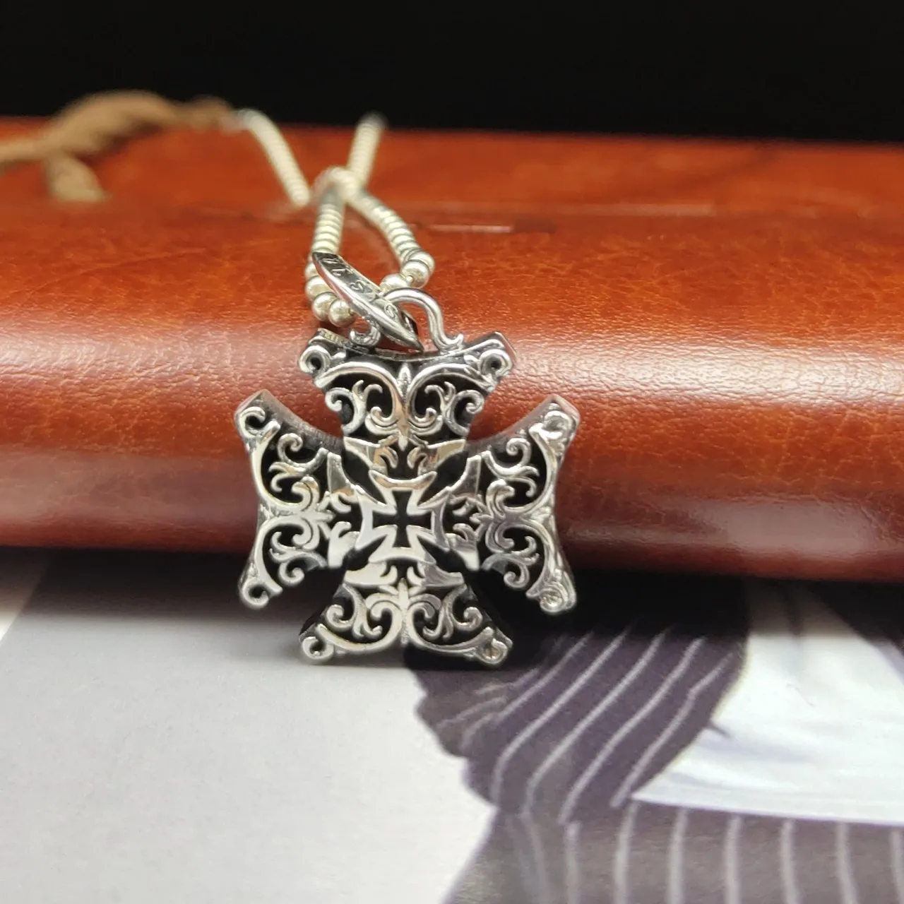 Korean version s925 sterling silver stylish cross army flower men and women retrocut out pendant hip hoptrendy