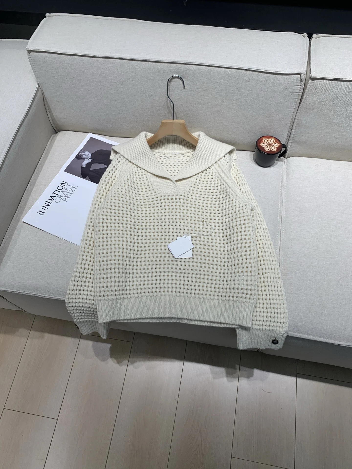 เสื้อสเวตเตอร์ไหมแคชเมียร์ถักลายฉลุแฟชั่นคุณภาพสูงสำหรับผู้หญิง คอลเลคชั่นฤดูใบไม้ร่วง/ฤดูหนาวใหม่