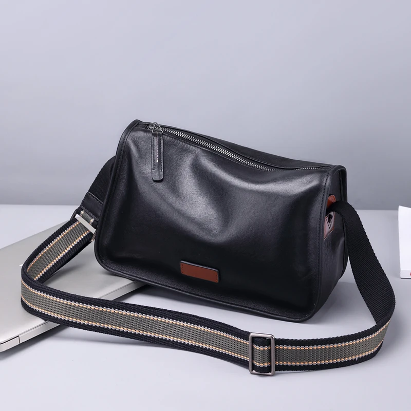 Bolsa de ombro tiracolo masculina, mochila casual, pendurado lateral, grande capacidade, moda simples, preta, couro de vaca, estilo simples