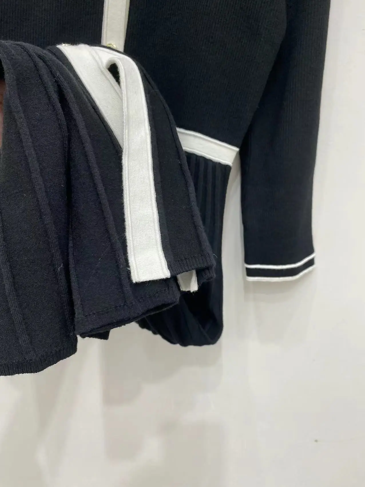 2024 winter neue stil frauen schwarz maxi kleid einreiher V-ausschnitt mit langen ärmeln tasche dekoration party midi robe