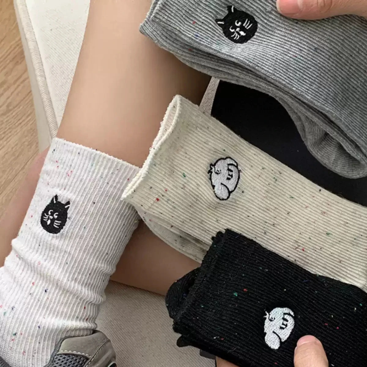 10Pairs Women Cartoon Embroidery Mid Tube Socks fashionable All Seasons Sweat Absorbing Breathable Soft Comfortable Casual Socks