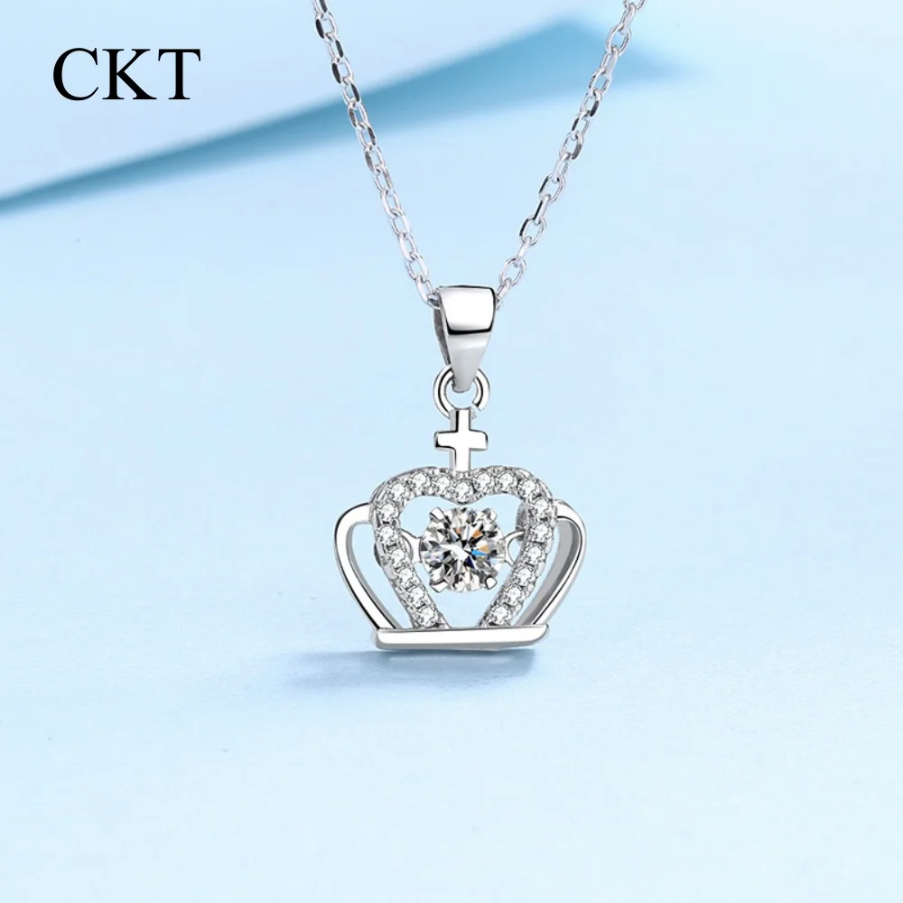 

Подарок на день рождения для семьи от CKT: Золотое колье 18K с подвеской-короной из муассанита 0.5 карата и платиновое колье PT950 для женщин и девушек на День святого Валентина