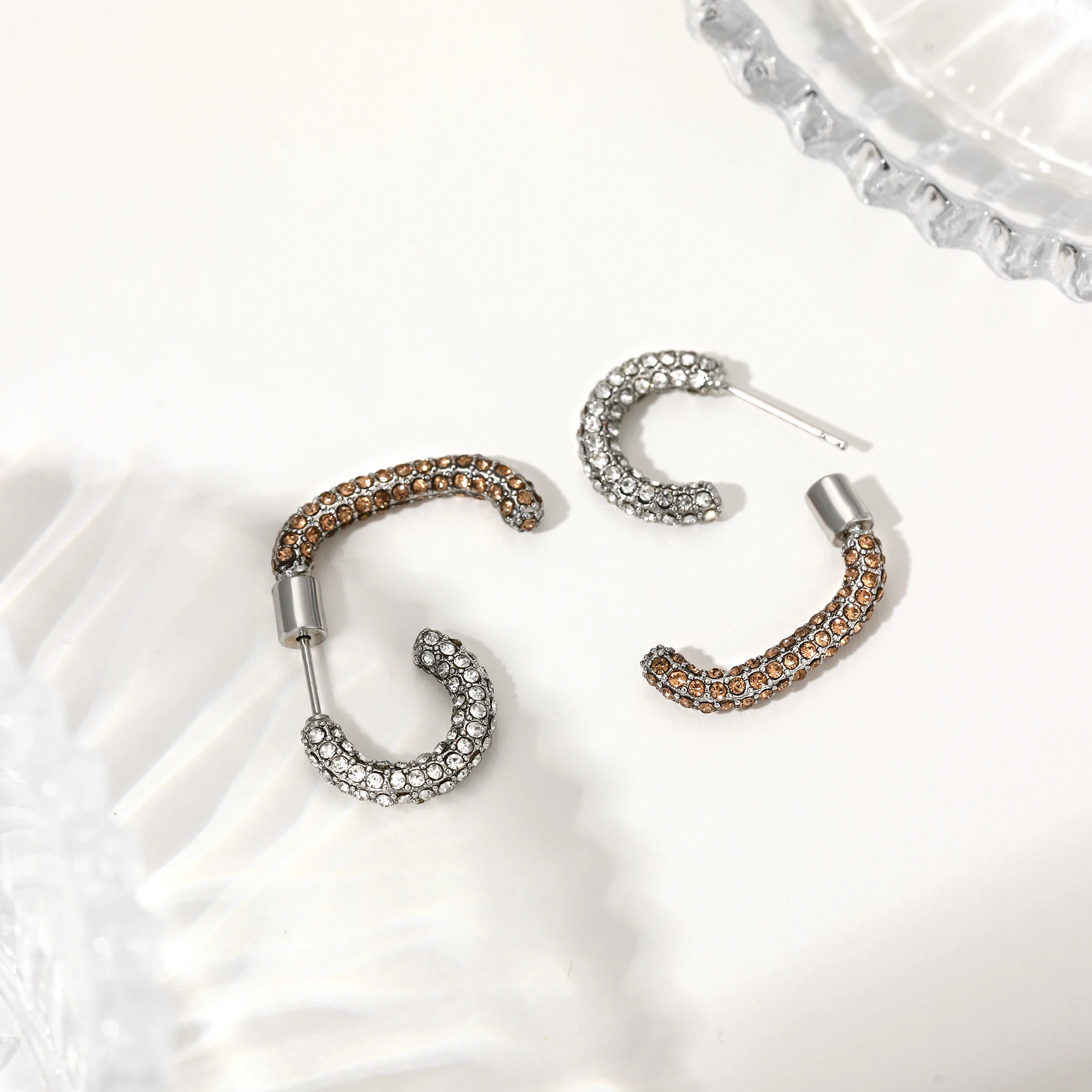  Einzigartige doppelschichtige C-förmige Ohrringe aus Edelstahl, luxuriöser Zirkon-Piercing-Schmuck für Damen, exquisiter Statement-Schmuck, wasserdicht, Geschenk. – Detail 5