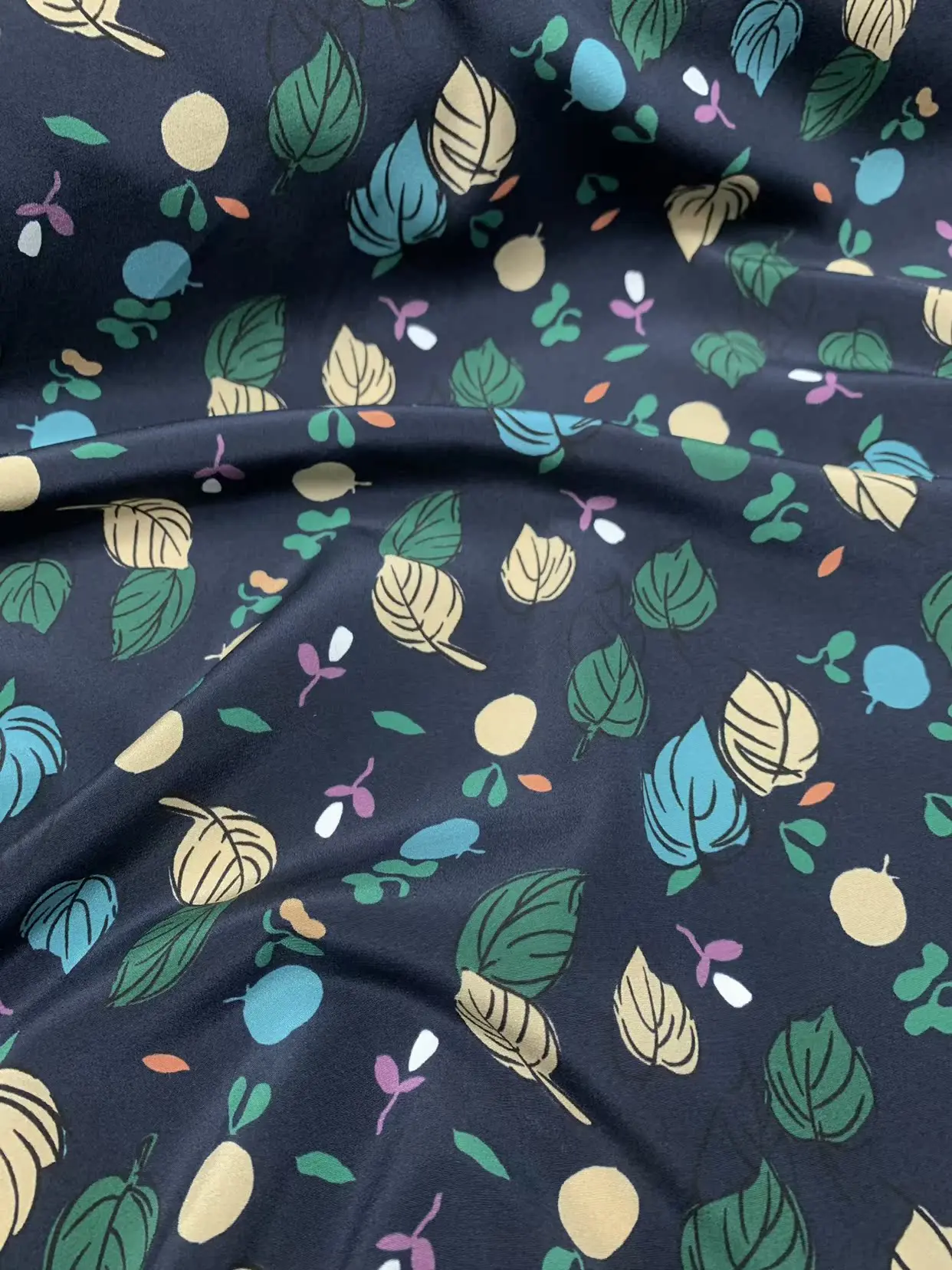 1 متر 95% التوت الحرير 5% دنة 16 مومي كريب نسيج الحرير الأزرق الداكن مع ورقة مطبوعة 138 سنتيمتر 54 "واسعة بواسطة الفناء JX138