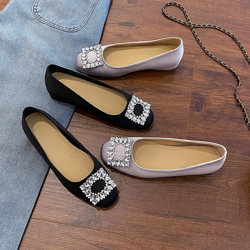 Sepatu Hak Rendah Model Slip-on Musim Gugur Terbaru, Ujung Bulat, Gesper Persegi Berhias Rhinestone, Lembut, dan Rendah