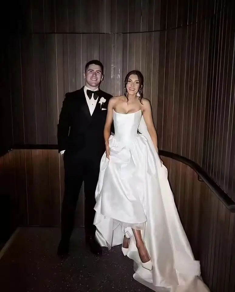 ชุดแต่งงานผ้าซาตินแบบสั่งตัดสำหรับผู้หญิง ชุดเจ้าสาวทรงเอไลน์แบบยาว สายรัดคอแบบไม่มีสาย ดีไซน์ทันสมัย สวยสง่า