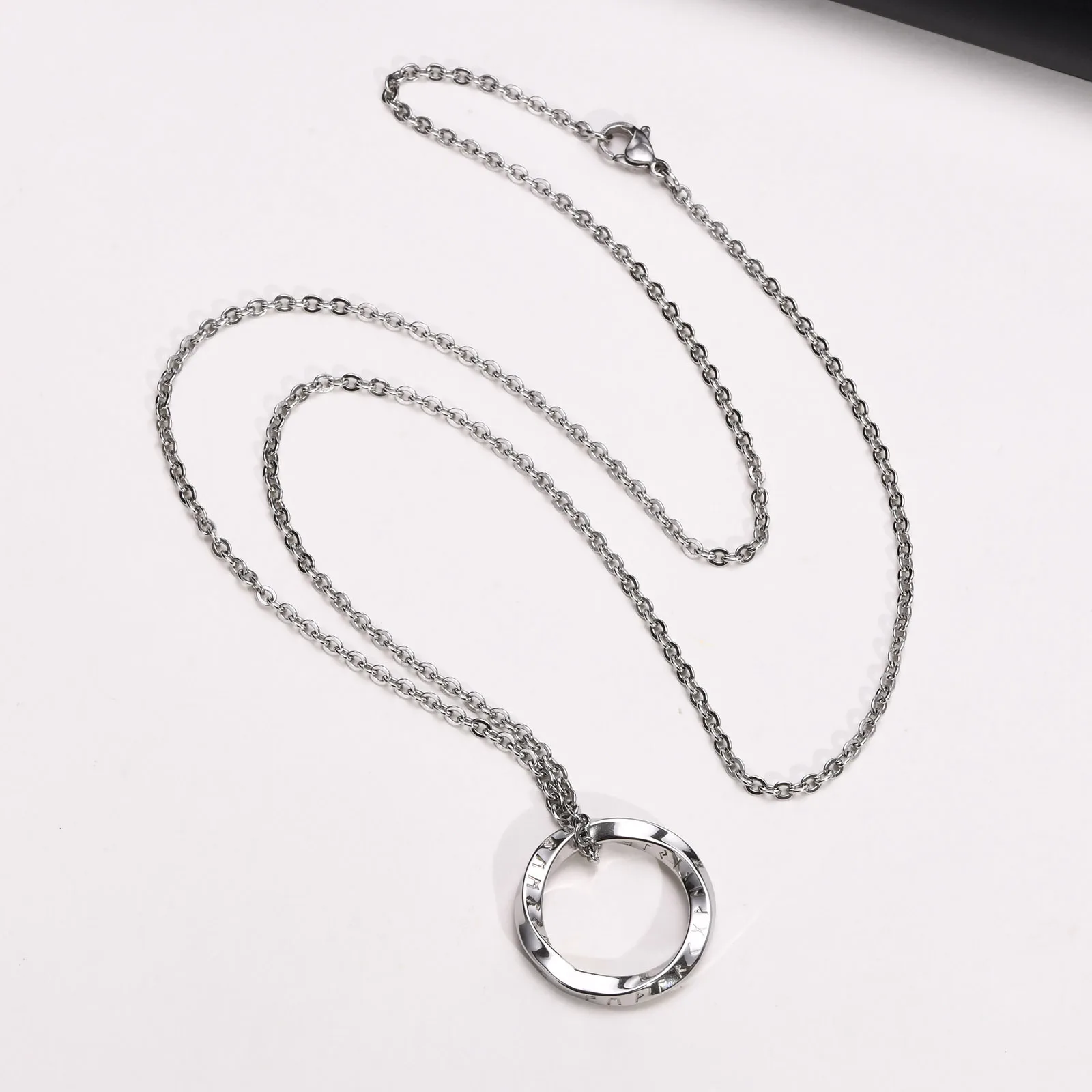 Nordische Wikinger-Anhänger-Halsketten für Männer und Frauen, gedrehter Edelstahl-Schmuck, Dreieck-Charm, geometrischer Kragen, Party-Geschenk – Detail 11