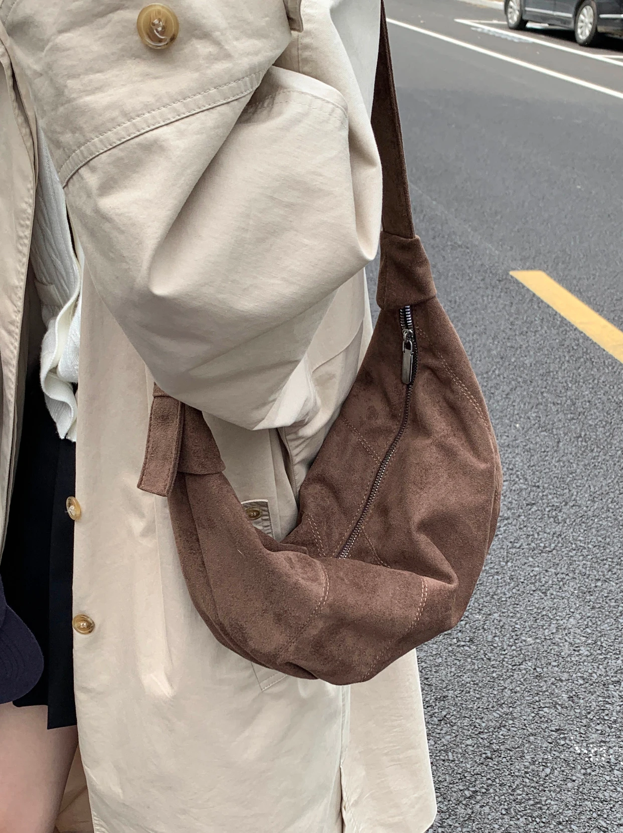 

Модная женская сумка через плечо из искусственного бархата в стиле ретро с клецками, повседневная сумка Sle, новинка 2025, осенний сезон