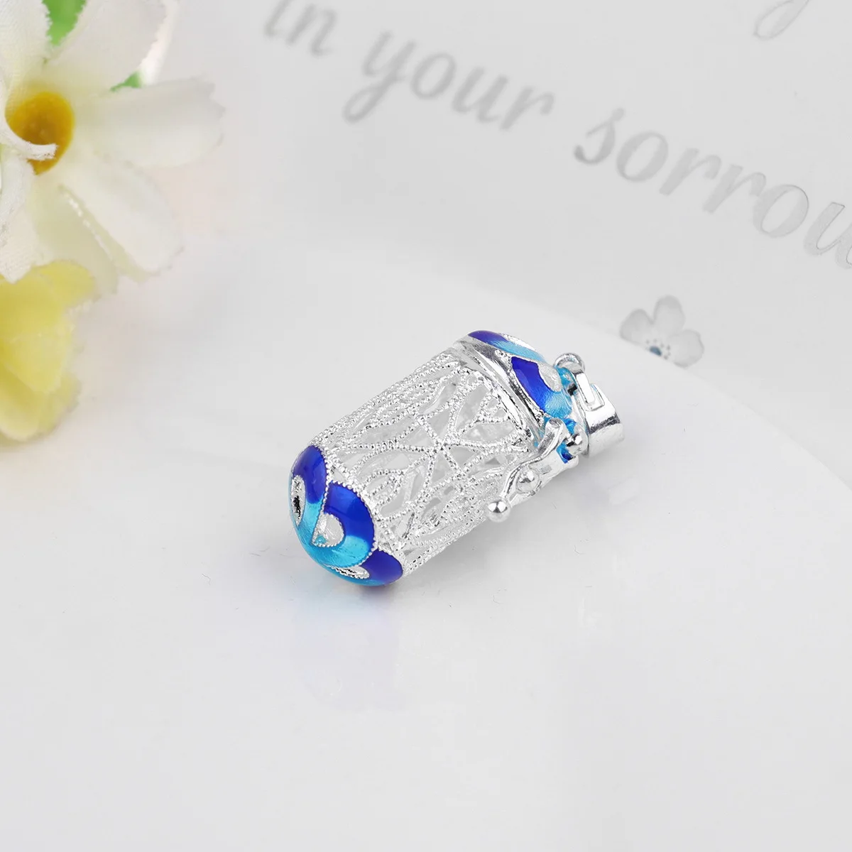 

Hollow Out Copper Column Aromatherapy Pendant Solid Holder DIY Pendant Necklace Gift for Mom Wife Holder