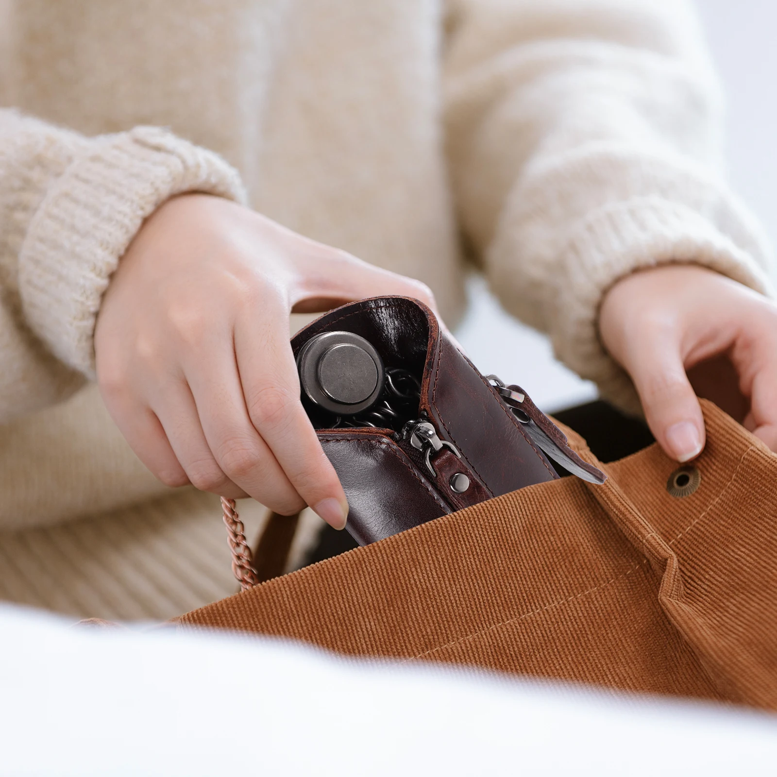 

Cowhide Case For Men Women Durable Key Holder With 6 Keyrings Brown Small Lightweight Organizer Pouch Car Keys Storage