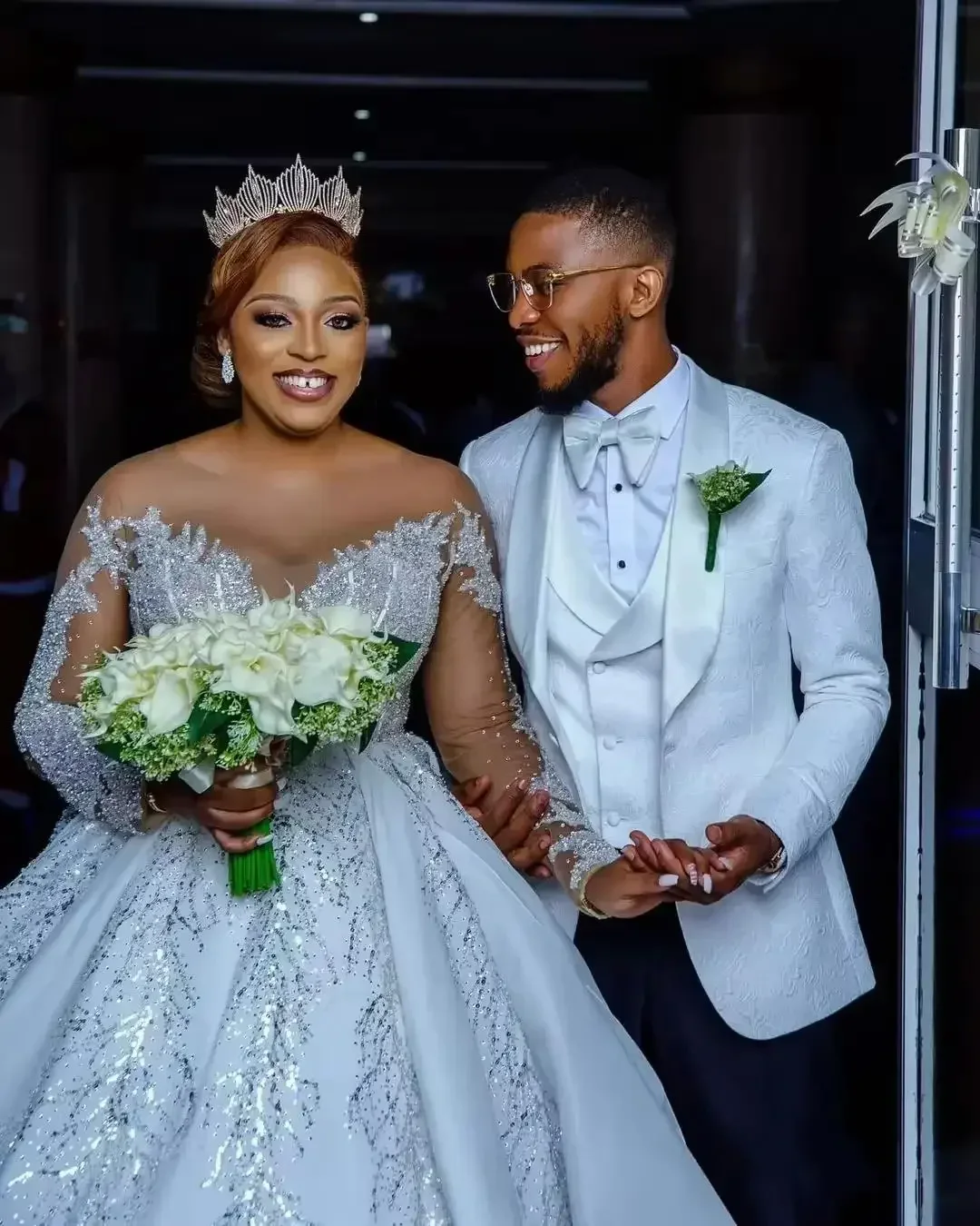 ชุดแต่งงานแบบแอฟริกันสั่งตัดพิเศษ ไซส์พลัส ประดับเลื่อมหนัก แขนยาวแบบโปร่ง ทรงบอลกาวน์