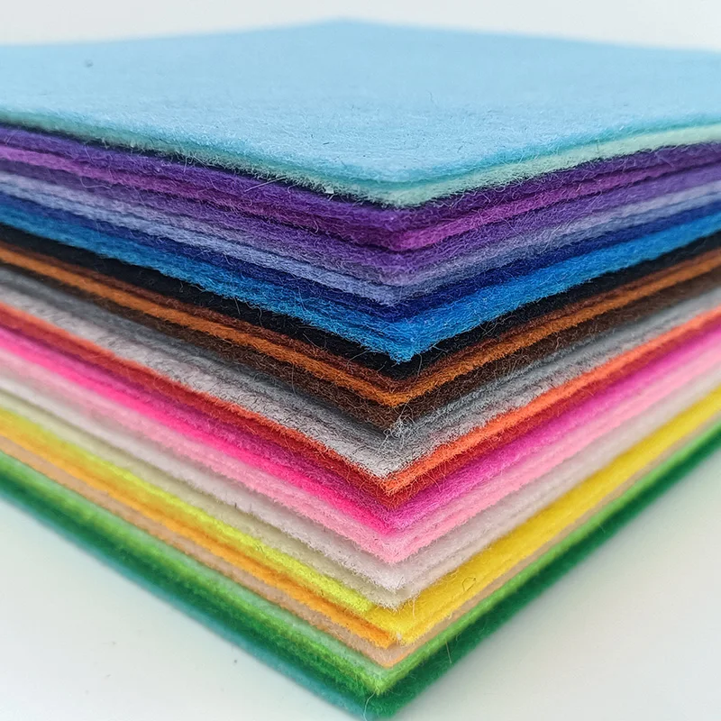 40 قطعة من قماش اللباد السميك مقاس 1 مم، متوفرة بألوان وأحجام مختلفة. مناسبة للصناعة اليدوية.