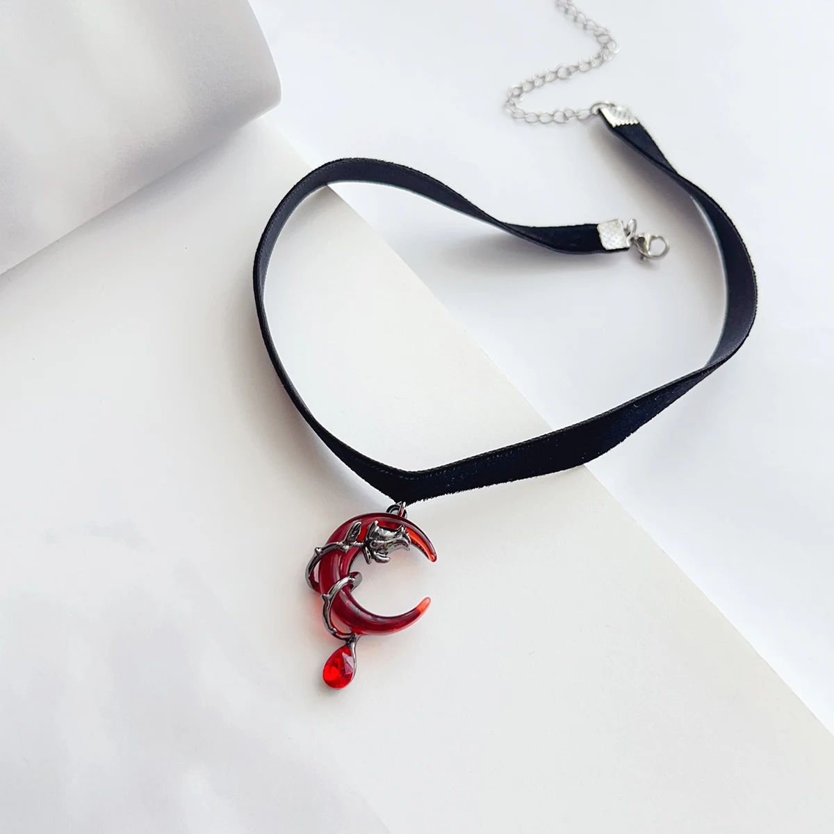 قلادة الماس على الطراز القوطي الداكن باللون الأحمر والقمر المائي، قلادة على شكل شريط مخملي أسود، قلادة، إكسسوارات نسائية