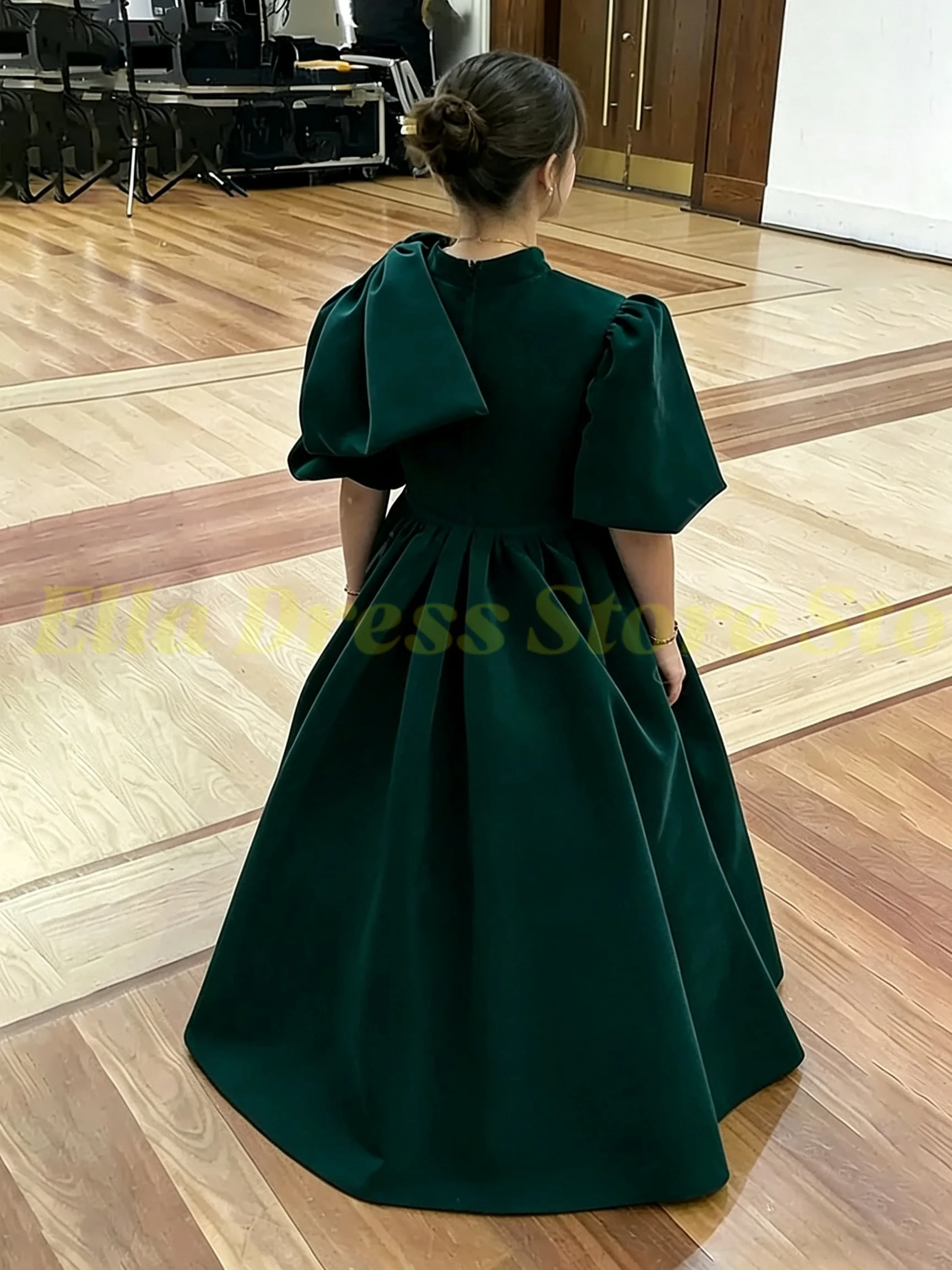 Maßgeschneidertes Großhandels-Mädchenkleid aus Smaragdgrünem Samt, Blumenmädchenkleid für Hochzeiten, Hochgeschnittenes Kleid mit Ballonärmeln für Kommunion und Festlichkeiten – Detail 6