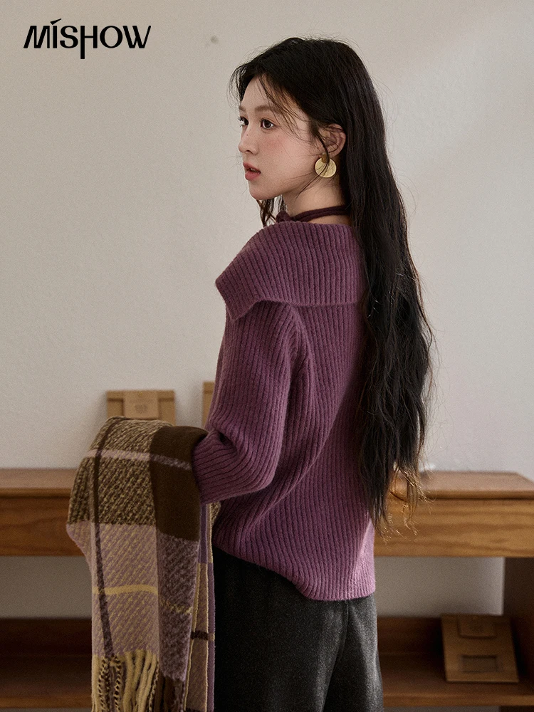 MISHOW غير المتماثلة التلبيب طوق سترة المرأة شتاء 2025 رومانسية الأرجواني انفصال الرقبة حزام زهرة محبوك سترة MXE90Z2820